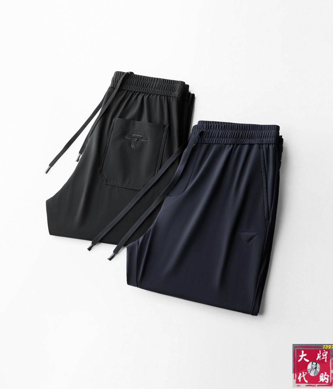 NO:159286,Prada Early spring new style and new style men's elastic strap casual pants, business casual style!  !  The fabric is important!  Baby's skin is smooth!  !  Customer supplies fixed fabrics, and you can find that they are very smooth fabrics, soft and skin-friendly. The upper body is crisp and stylish, and the surface has a warm and shiny feeling. It is high-end and textured. The upper body is very distinctive, with classic brand logo embellishment, elegant and natural style, moderate thickness, suitable for autumn and winter wear, and the hardware and accessories are all in all quality!  A very practical style for business and casual wear. 30-38, prada, prada, alexander wang19860909Prada 普拉达 早春新款新款男士松紧带休闲裤、商务休闲款！！重在面料！婴儿肌肤般的柔滑！！客供定织料,入手便知极具柔滑面料,手感柔软亲肤,上身挺括有型,表面又有着温润的光泽感,高档而显质感,经典细节处理,上身很有特点,经典品牌标识点缀,优雅自然的版型,厚度适中,适合秋冬穿着,五金辅料全品相！商务休闲都很实穿的一款. 码数30-38,,prada,prada,alexander wang,Men's clothing