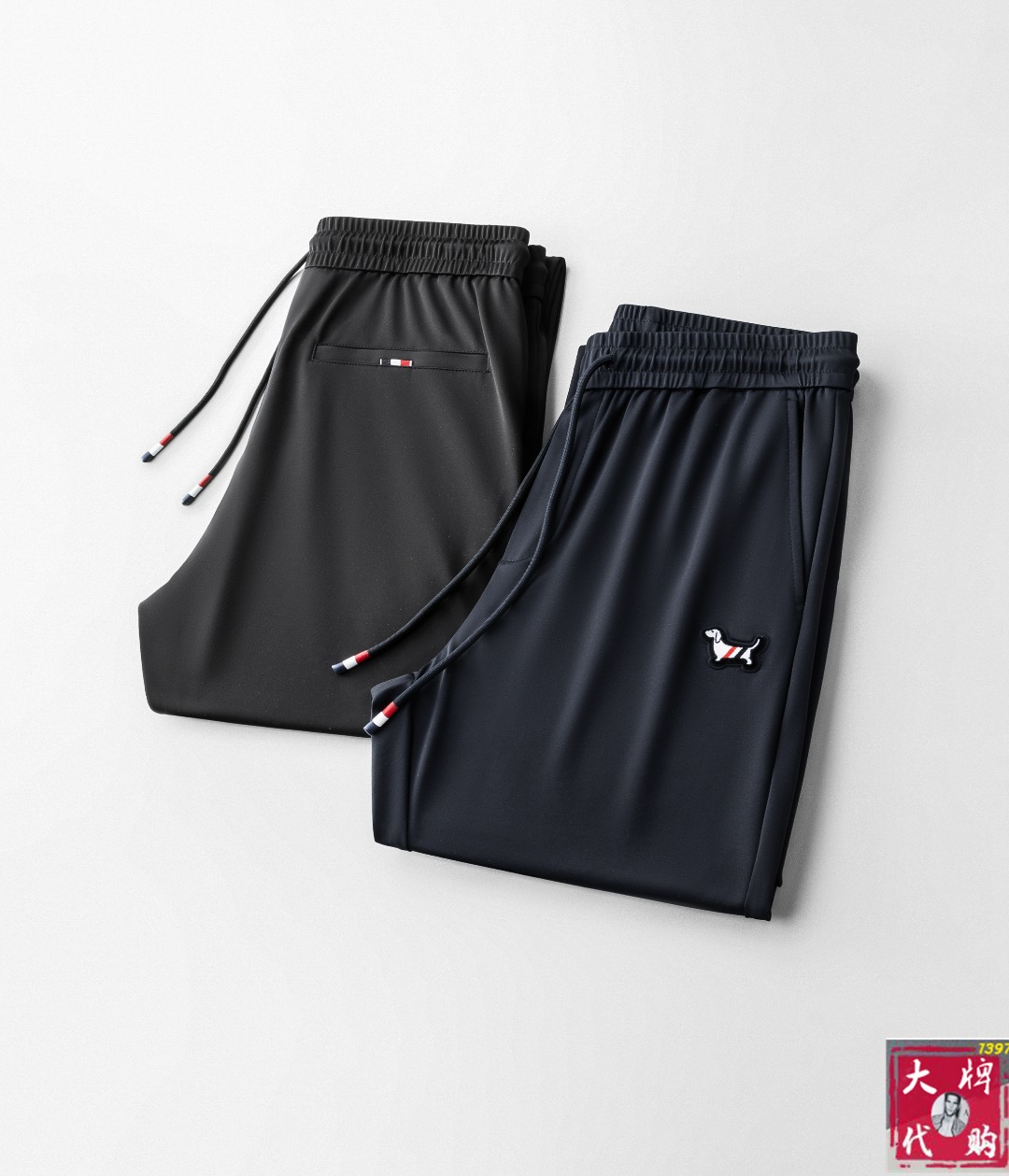 NO:159288,TB Tom Brown Early Spring New Style New Men's Elastic Strap Leisure Pants, Business Leisure Style!  !  The fabric is important!  Baby's skin is smooth!  !  Customer supplies fixed fabrics, and you can find that they are very smooth fabrics, soft and skin-friendly. The upper body is crisp and stylish, and the surface has a warm and shiny feeling. It is high-end and textured. The upper body is very distinctive, with classic brand logo embellishment, elegant and natural style, moderate thickness, suitable for autumn and winter wear, and the hardware and accessories are all in all quality!  A very practical style for business and casual wear. 30-38, thom browne, alexander wang19860909TB 汤姆布朗 早春新款新款男士松紧带休闲裤、商务休闲款！！重在面料！婴儿肌肤般的柔滑！！客供定织料,入手便知极具柔滑面料,手感柔软亲肤,上身挺括有型,表面又有着温润的光泽感,高档而显质感,经典细节处理,上身很有特点,经典品牌标识点缀,优雅自然的版型,厚度适中,适合秋冬穿着,五金辅料全品相！商务休闲都很实穿的一款. 码数30-38,,thom browne,alexander wang,Men's clothing