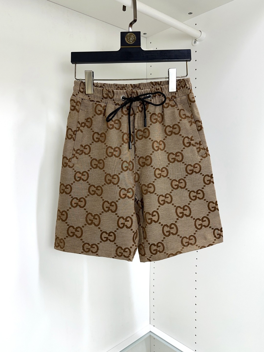 NO:159331,Gucci New summer original single counter casual shorts, luxury classic brand original LOGO accessories, hot-selling models for the counter, very comfortable to wear, low-key and luxurious, very classy when worn, no need to say much about the trouser style and cutting, exquisite upper body is high-end and top-quality, truly palace-level casual pants, selected from Turkey's cotton quality, heavy washing makes the pants very soft!  Not picky about people, the upper body is absolutely stylish and extremely luxurious. Size M-4XL orders to report height and weight., gucci, shorts, alexander wang19860909Gucci 古奇 夏季新款原单专柜休闲短裤,奢华经典品牌原版LOGO配饰 专柜热销款 身穿着非常舒适 低调不失奢华 穿出去非常有档次 裤型款式和裁剪亦无需多言 上身精致跃然高档一等一顶级质料 真正殿堂级的休闲裤 选用土耳其的棉花品质卓然,经过重水洗使得裤子很柔软！不挑人 上身绝对的有型 极度奢华. 尺码M-4XL下单报身高体重.,,gucci,shorts,alexander wang,Men's clothing