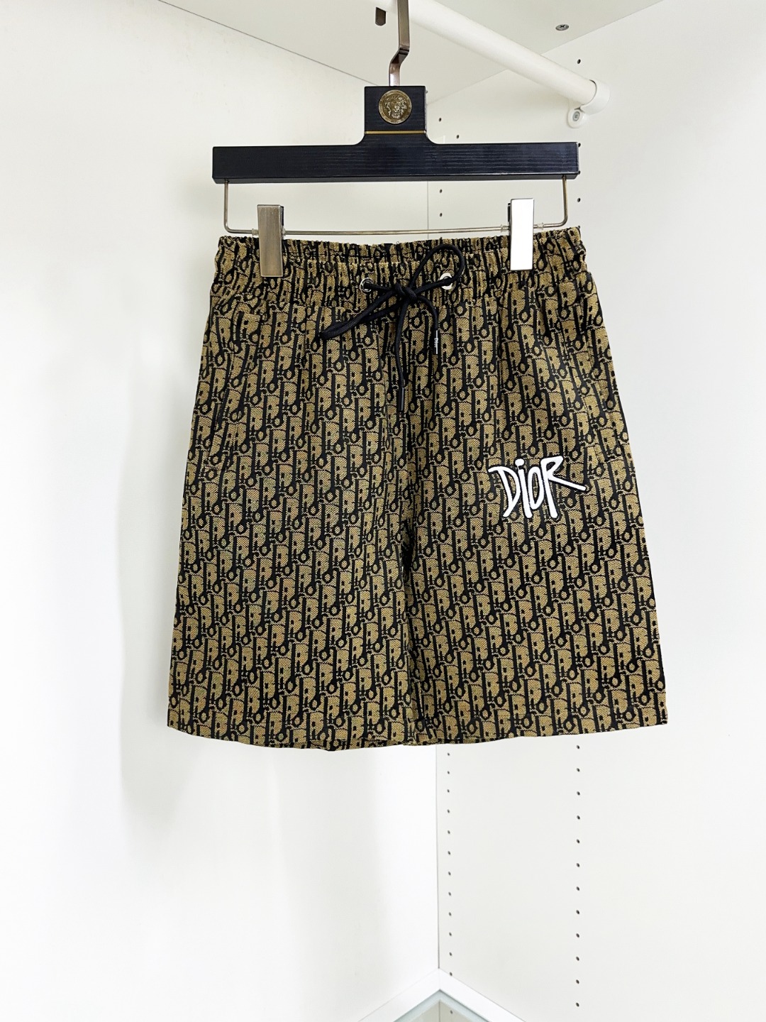 NO:159315,DIOR New summer original single counter casual shorts, luxury classic brand original LOGO accessories, hot-selling models for the counter, very comfortable to wear, low-key and luxurious, very classy when worn, no need to say much about the trouser style and cutting, exquisite upper body, high-end first-class material, truly palace-level casual pants, Turkish cotton quality, heavy washing makes the pants very soft!  Not picky about people, the upper body is absolutely stylish and extremely luxurious. Size M-4XL orders to report height and weight.,,dior,dior,shorts,alexander wang19860909DIOR 迪奥 夏季新款原单专柜休闲短裤,奢华经典品牌原版LOGO配饰 专柜热销款 身穿着非常舒适 低调不失奢华 穿出去非常有档次 裤型款式和裁剪亦无需多言 上身精致跃然高档一等一顶级质料 真正殿堂级的休闲裤 选用土耳其的棉花品质卓然,经过重水洗使得裤子很柔软！不挑人 上身绝对的有型 极度奢华. 尺码M-4XL下单报身高体重.,,dior,dior,shorts,alexander wang,Men's clothing