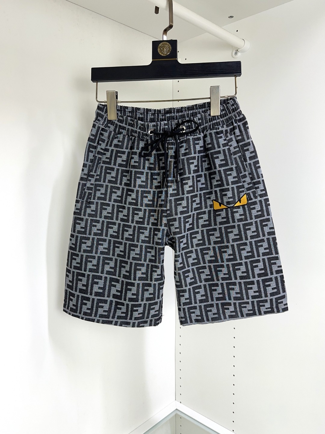 NO:159326,Fendi New summer original single counter casual shorts, luxury classic brand original LOGO accessories, hot-selling models for the counter, very comfortable to wear, low-key and luxurious, very classy when worn, no need to say much about the pants style and cutting, the upper body is exquisite and vivid, high-end and top-quality materials, truly palace-level casual pants, Turkish cotton quality, heavy washing makes the pants very soft!  Not picky about people, the upper body is absolutely stylish and extremely luxurious. Size M-4XL orders to report height and weight.,,fendi,fendi,shorts,alexander wang19860909Fendi 芬迪 夏季新款原单专柜休闲短裤,奢华经典品牌原版LOGO配饰 专柜热销款 身穿着非常舒适 低调不失奢华 穿出去非常有档次 裤型款式和裁剪亦无需多言 上身精致跃然高档一等一顶级质料 真正殿堂级的休闲裤 选用土耳其的棉花品质卓然,经过重水洗使得裤子很柔软！不挑人 上身绝对的有型 极度奢华. 尺码M-4XL下单报身高体重.,,fendi,fendi,shorts,alexander wang,Men's clothing