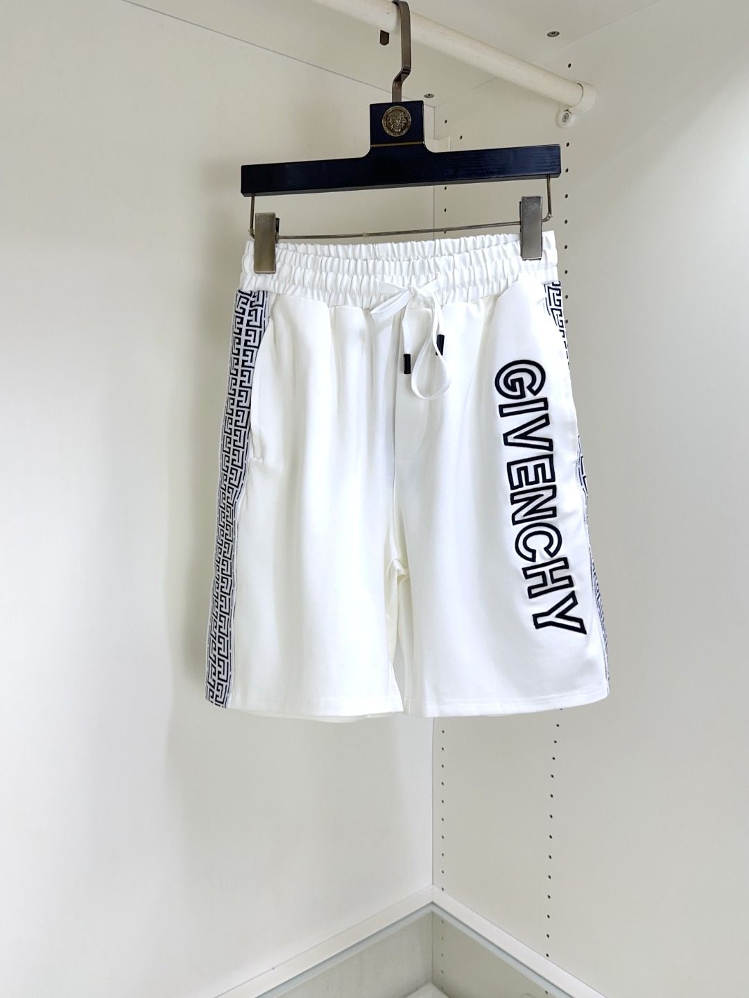 NO:159318,Givenchy Givenchy New summer original single counter casual shorts, luxury classic brand original LOGO accessories, hot-selling models for the counter, very comfortable to wear, low-key and luxurious, very classy when worn, no need to say much about the pants style and cutting, the upper body is exquisite and vivid, high-end and top-quality materials, truly palace-level casual pants, Turkish cotton quality, heavy washing makes the pants very soft!  Not picky about people, the upper body is absolutely stylish and extremely luxurious. Size M-4XL orders to report height and weight., given , given , given , given , shorts , alexander wang19860909Givenchy 纪梵希 夏季新款原单专柜休闲短裤,奢华经典品牌原版LOGO配饰 专柜热销款 身穿着非常舒适 低调不失奢华 穿出去非常有档次 裤型款式和裁剪亦无需多言 上身精致跃然高档一等一顶级质料 真正殿堂级的休闲裤 选用土耳其的棉花品质卓然,经过重水洗使得裤子很柔软！不挑人 上身绝对的有型 极度奢华. 尺码M-4XL下单报身高体重.,,givenchy,givenchy,shorts,alexander wang,Men's clothing