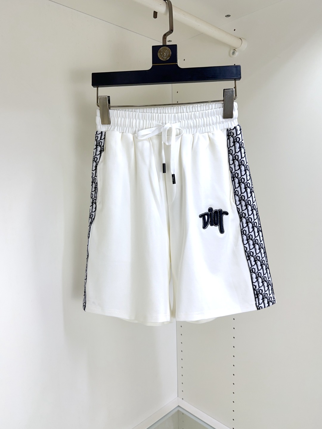 NO:159327,DIOR New summer original single counter casual shorts, luxury classic brand original LOGO accessories, hot-selling models for the counter, very comfortable to wear, low-key and luxurious, very classy when worn, no need to say much about the trouser style and cutting, exquisite upper body, high-end first-class material, truly palace-level casual pants, Turkish cotton quality, heavy washing makes the pants very soft!  Not picky about people, the upper body is absolutely stylish and extremely luxurious. Size M-4XL orders to report height and weight.,,dior,dior,shorts,alexander wang19860909DIOR 迪奥 夏季新款原单专柜休闲短裤,奢华经典品牌原版LOGO配饰 专柜热销款 身穿着非常舒适 低调不失奢华 穿出去非常有档次 裤型款式和裁剪亦无需多言 上身精致跃然高档一等一顶级质料 真正殿堂级的休闲裤 选用土耳其的棉花品质卓然,经过重水洗使得裤子很柔软！不挑人 上身绝对的有型 极度奢华. 尺码M-4XL下单报身高体重.,,dior,dior,shorts,alexander wang,Men's clothing