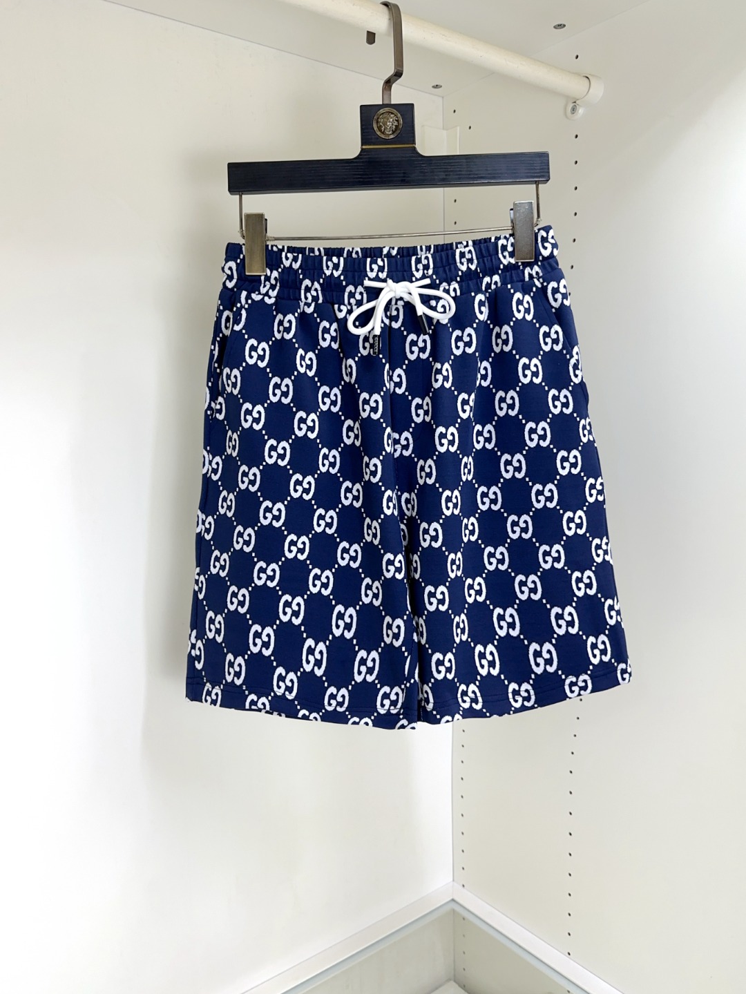 NO:159321,Gucci New summer original single counter casual shorts, luxury classic brand original LOGO accessories, hot-selling models for the counter, very comfortable to wear, low-key and luxurious, very classy when worn, no need to say much about the trouser style and cutting, exquisite upper body is high-end and top-quality, truly palace-level casual pants, selected from Turkey's cotton quality, heavy washing makes the pants very soft!  Not picky about people, the upper body is absolutely stylish and extremely luxurious. Size M-4XL orders to report height and weight., gucci, shorts, alexander wang19860909Gucci 古奇 夏季新款原单专柜休闲短裤,奢华经典品牌原版LOGO配饰 专柜热销款 身穿着非常舒适 低调不失奢华 穿出去非常有档次 裤型款式和裁剪亦无需多言 上身精致跃然高档一等一顶级质料 真正殿堂级的休闲裤 选用土耳其的棉花品质卓然,经过重水洗使得裤子很柔软！不挑人 上身绝对的有型 极度奢华. 尺码M-4XL下单报身高体重.,,gucci,shorts,alexander wang,Men's clothing