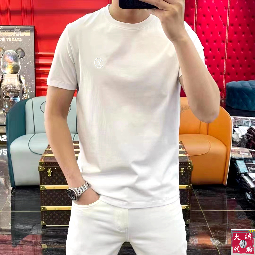 NO:159313,LV Louis Vuitton Fat Brother Gospel Max 4XL can wear 200 catties top-level round neck casual short sleeve high-end custom versatile style. Anyone can easily control it. The fabric is fully customized craftsmanship. The latest logo design of the luxurious classic brand on the chest is very high-end. Those who understand goods must enter!  The style and tailoring are slim styles, which are very exquisite, showing aura and highlighting the exquisiteness of business men. This is the unique feature, the right slim fit, and the upper body effect is very good!  Size M-4XL, louis vuitton,louis vuitton,t-shirt,alexander wang19860909LV 路易威登 胖哥福音最大4XL可穿200斤顶级圆领休闲短袖高级定制百搭款式 任何人都可以轻松驾驭 面料全订制工艺 胸前奢华经典品牌最新logo设计,非常显档次懂货的必须入！版型剪裁属于修身款 非常精致,显气场,又会凸显商务男士的精致,这就是独到之处,恰到好处的修身,上身效果非常赞！尺码M-4XL,,louis vuitton,louis vuitton,T-shirt,alexander wang,Men's clothing