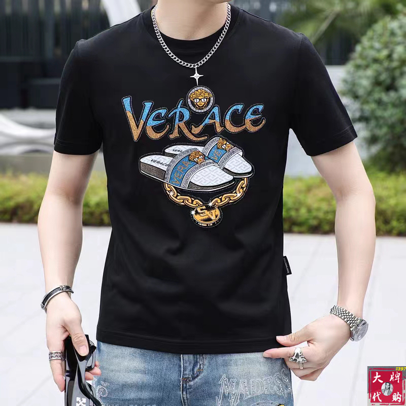 NO:159310,Versace Fat Brother Gospel Max 4XL can wear 200 catties top-level round neck casual short sleeve high-end custom versatile style. Anyone can easily control it. The fabric is fully customized craftsmanship. The latest logo design of the luxurious classic brand on the chest is very high-end. Those who understand goods must enter!  The style and tailoring are slim styles, which are very exquisite, showing aura and highlighting the exquisiteness of business men. This is the unique feature, the right slim fit, and the upper body effect is very good!  Size M-4XL, versace, versace, T-shirt, alexander wang19860909Versace 范思哲 胖哥福音最大4XL可穿200斤顶级圆领休闲短袖高级定制百搭款式 任何人都可以轻松驾驭 面料全订制工艺 胸前奢华经典品牌最新logo设计,非常显档次懂货的必须入！版型剪裁属于修身款 非常精致,显气场,又会凸显商务男士的精致,这就是独到之处,恰到好处的修身,上身效果非常赞！尺码M-4XL,,versace,versace,T-shirt,alexander wang,Men's clothing