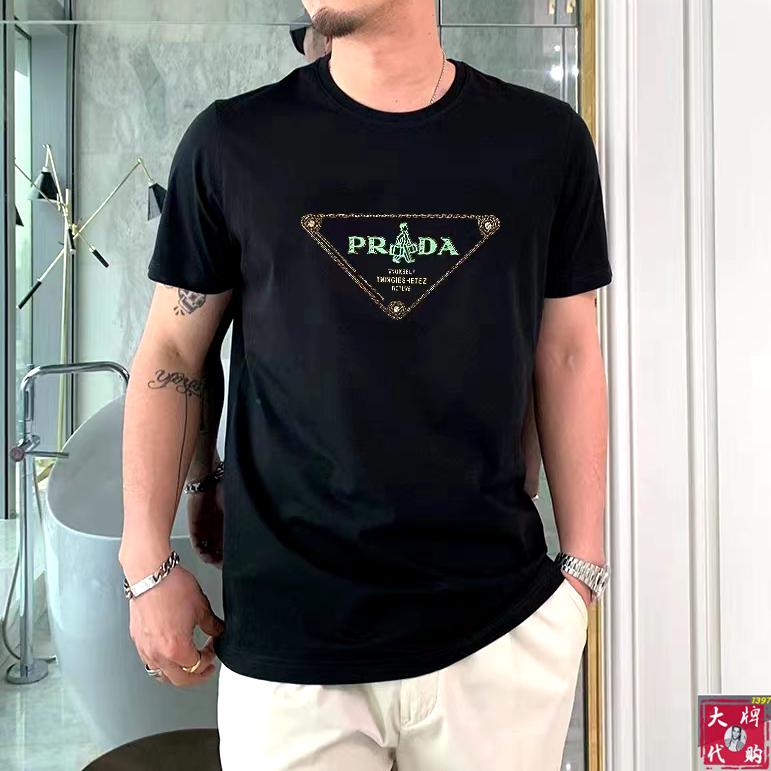 NO:159316,Prada Prada Fat Brother Gospel Maximum 4XL can wear 200 catties top-level round neck casual short sleeve high-end custom versatile style. Anyone can easily control it. The fabric is fully customized craftsmanship. The latest logo design of the luxurious classic brand on the chest is very high-end. Those who understand goods must enter!  The style and tailoring are slim styles, which are very exquisite, showing aura and highlighting the exquisiteness of business men. This is the unique feature, the right slim fit, and the upper body effect is very good!  Size M-4XL, prada, prada, T-shirt, alexander wang19860909Prada 普拉达 胖哥福音最大4XL可穿200斤顶级圆领休闲短袖高级定制百搭款式 任何人都可以轻松驾驭 面料全订制工艺 胸前奢华经典品牌最新logo设计,非常显档次懂货的必须入！版型剪裁属于修身款 非常精致,显气场,又会凸显商务男士的精致,这就是独到之处,恰到好处的修身,上身效果非常赞！尺码M-4XL,,prada,prada,T-shirt,alexander wang,Men's clothing