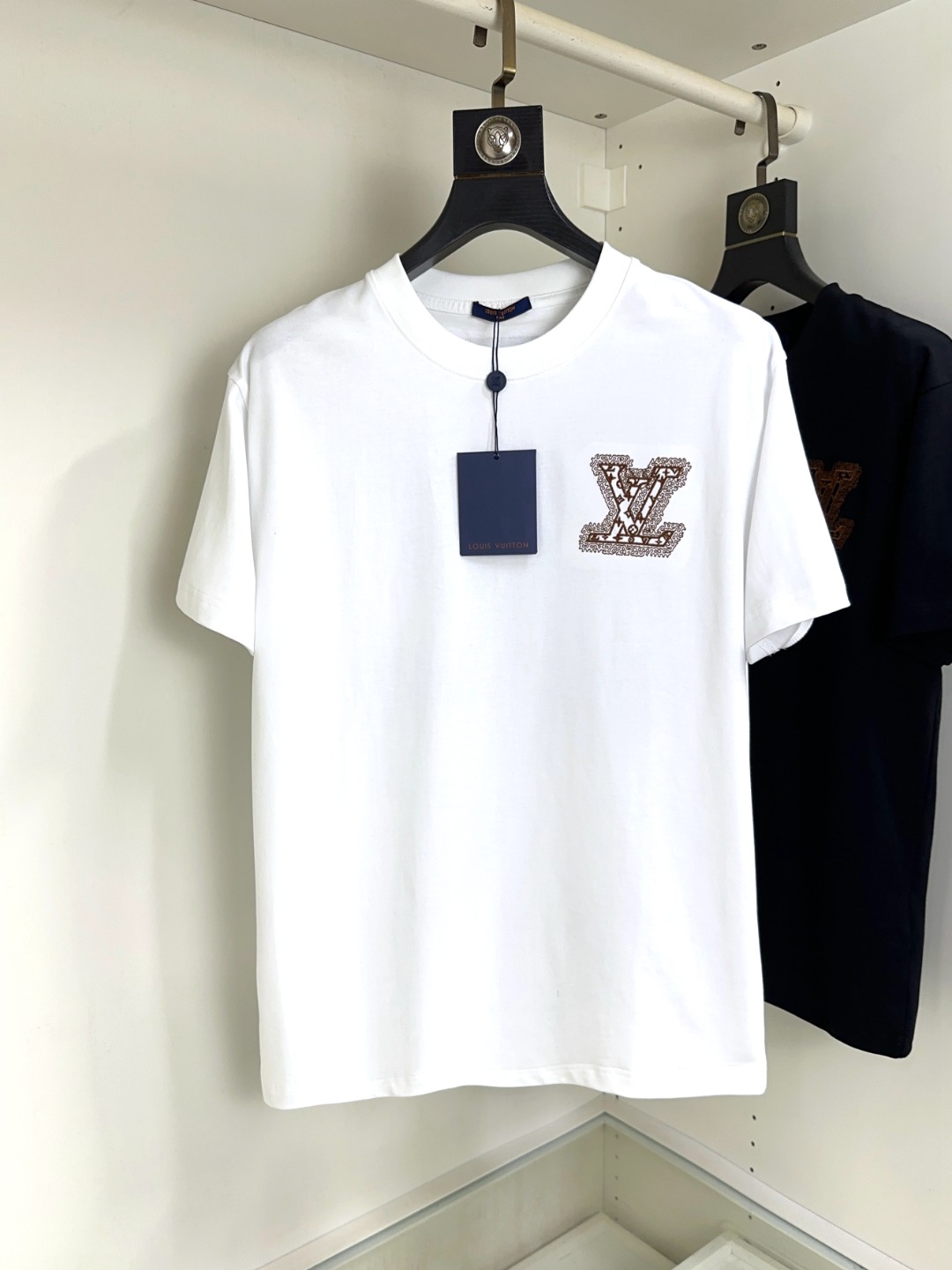 NO:159336,LV Louis Vuitton Spring and Summer New Short-Sleeve T-Shirt!  Fashionable casual short-sleeved T-shirt with catwalk patterns!  Design logo design!  The most designed and selected customer-supplied cotton fabrics are soft and skin-friendly, comfortable and breathable, and you can’t picky about the physical objects!  Loose, small, shoulder-dead round neck cut, genderless couple mixed styles, opening up a new fashion charm!  Different from the market version, the same style as men and women. The haute couture series!  Size S-XXL, louis vuitton,louis vuitton,t-shirt,tees,t-shirt,alexander wang19860909LV 路易威登 春夏新款短袖T恤！走秀图案时尚休闲短袖T恤衫！设计logo设计！极具设计精选客供全棉面料,手感柔软亲肤,着身舒适透气性都无法挑剔,实物绝对会让你爱不释手！宽松小落肩的圆领版型裁剪,无性别主义的情侣混穿款式,打开全新的时装新韵味！区别市场版本,男女同款.高定系列！尺码S-XXL,,louis vuitton,louis vuitton,T-shirt,tees，t-shirt,alexander wang,Men's clothing