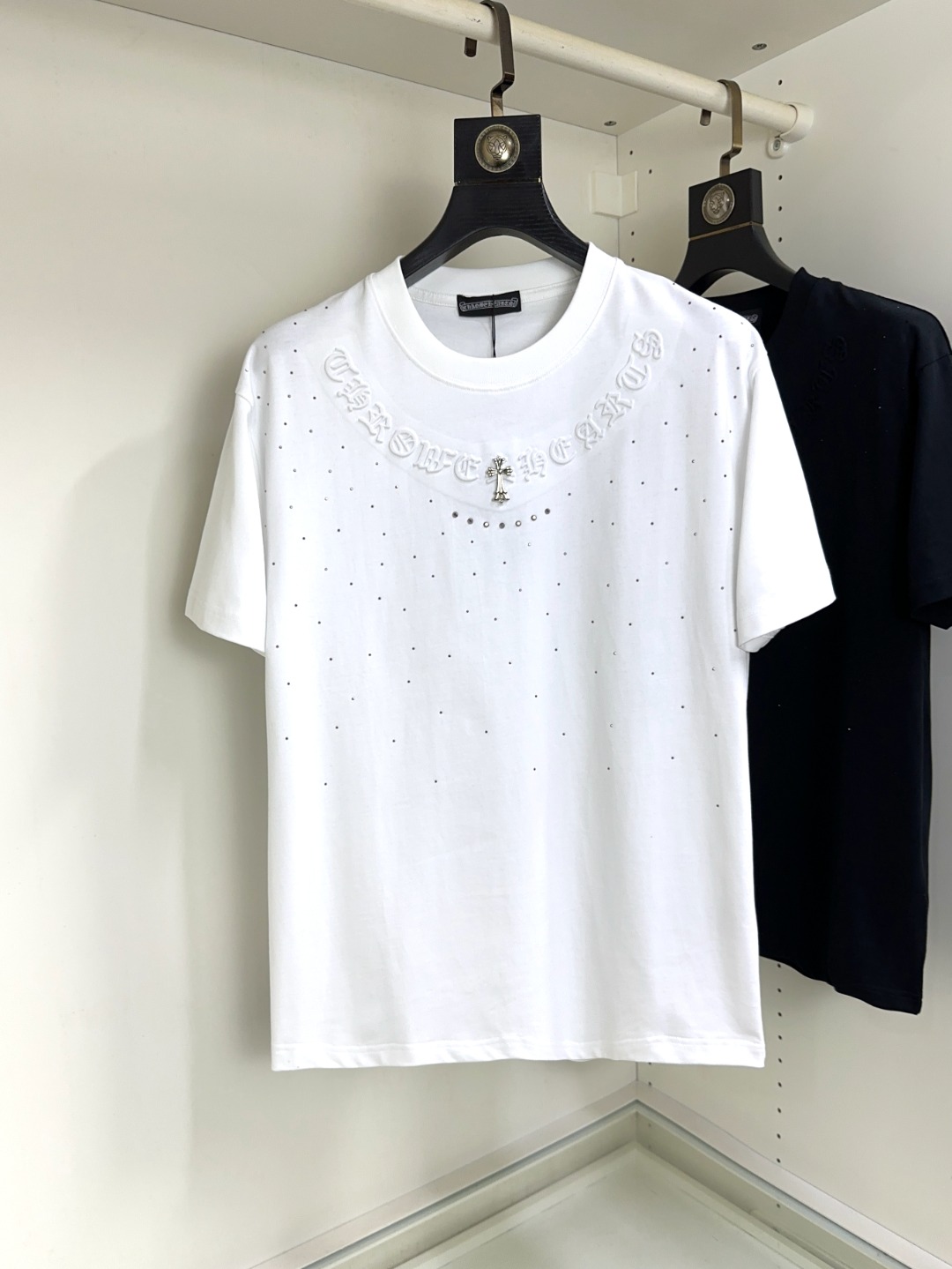 NO:159332,Croxin Spring and summer new short-sleeved T-shirt!  Fashionable casual short-sleeved T-shirt with catwalk patterns!  Design logo design!  The most designed and selected customer-supplied cotton fabrics are soft and skin-friendly, comfortable and breathable, and you can’t picky about the physical objects!  Loose, small, shoulder-dead round neck cut, genderless couple mixed styles, opening up a new fashion charm!  Different from the market version, the same style as men and women. The haute couture series!  Size S-XXL, chrome hearts, T-shirt,tees, t-shirt,alexander wang19860909克罗心 春夏新款短袖T恤！走秀图案时尚休闲短袖T恤衫！设计logo设计！极具设计精选客供全棉面料,手感柔软亲肤,着身舒适透气性都无法挑剔,实物绝对会让你爱不释手！宽松小落肩的圆领版型裁剪,无性别主义的情侣混穿款式,打开全新的时装新韵味！区别市场版本,男女同款.高定系列！尺码S-XXL,,chrome hearts,T-shirt,tees，t-shirt,alexander wang,Men's clothing