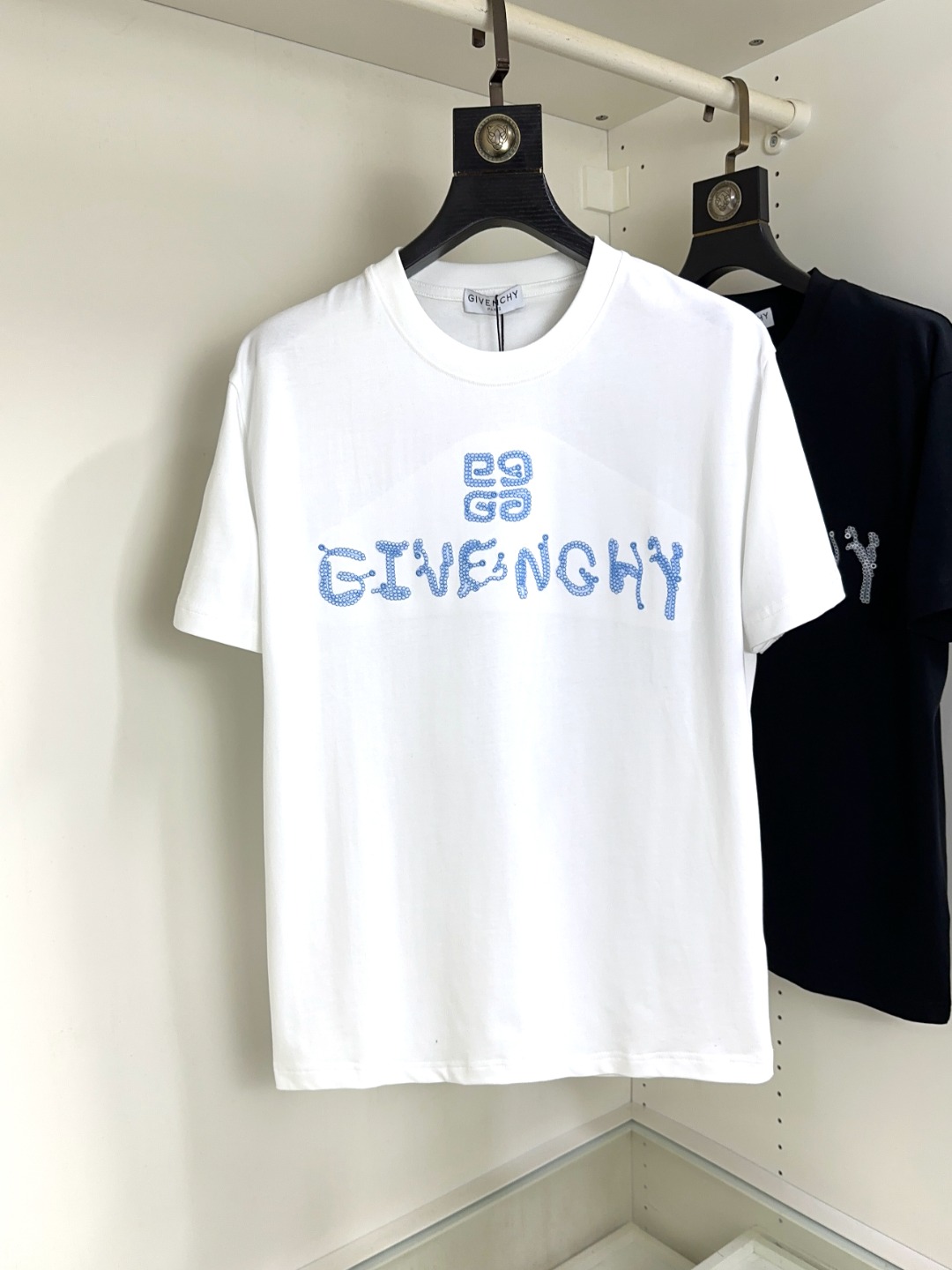 NO:159339,Givenchy New short-sleeved T-shirt in spring and summer!  Fashionable casual short-sleeved T-shirt with catwalk patterns!  Design logo design!  The most designed and selected customer-supplied cotton fabrics are soft and skin-friendly, comfortable and breathable, and you can’t picky about the physical objects!  Loose, small, shoulder-dead round neck cut, genderless couple mixed styles, opening up a new fashion charm!  Different from the market version, the same style as men and women. The haute couture series!  Size S-XXL, given, given, given, given, T-shirt,tees,t-shirt,alexander wang19860909Givenchy 纪梵希 春夏新款短袖T恤！走秀图案时尚休闲短袖T恤衫！设计logo设计！极具设计精选客供全棉面料,手感柔软亲肤,着身舒适透气性都无法挑剔,实物绝对会让你爱不释手！宽松小落肩的圆领版型裁剪,无性别主义的情侣混穿款式,打开全新的时装新韵味！区别市场版本,男女同款.高定系列！尺码S-XXL,,givenchy,givenchy,T-shirt,tees，t-shirt,alexander wang,Men's clothing