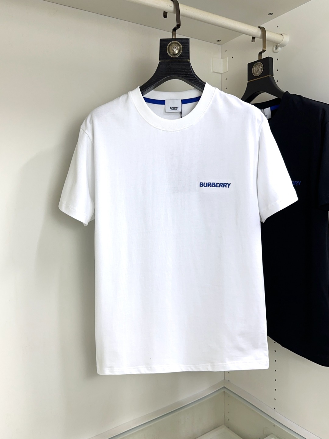 NO:159328,Burberry New short-sleeved T-shirt in spring and summer!  Fashionable casual short-sleeved T-shirt with catwalk patterns!  Design logo design!  The most designed and selected customer-supplied cotton fabrics are soft and skin-friendly, comfortable and breathable, and you can’t picky about the physical objects!  Loose, small, shoulder-dead round neck cut, genderless couple mixed styles, opening up a new fashion charm!  Different from the market version, the same style as men and women. The haute couture series!  Size S-XXL, burberry, burberry, T-shirt, tees, t-shirt, alexander wang19860909Burberry 巴宝莉 春夏新款短袖T恤！走秀图案时尚休闲短袖T恤衫！设计logo设计！极具设计精选客供全棉面料,手感柔软亲肤,着身舒适透气性都无法挑剔,实物绝对会让你爱不释手！宽松小落肩的圆领版型裁剪,无性别主义的情侣混穿款式,打开全新的时装新韵味！区别市场版本,男女同款.高定系列！尺码S-XXL,,burberry,burberry,T-shirt,tees，t-shirt,alexander wang,Men's clothing