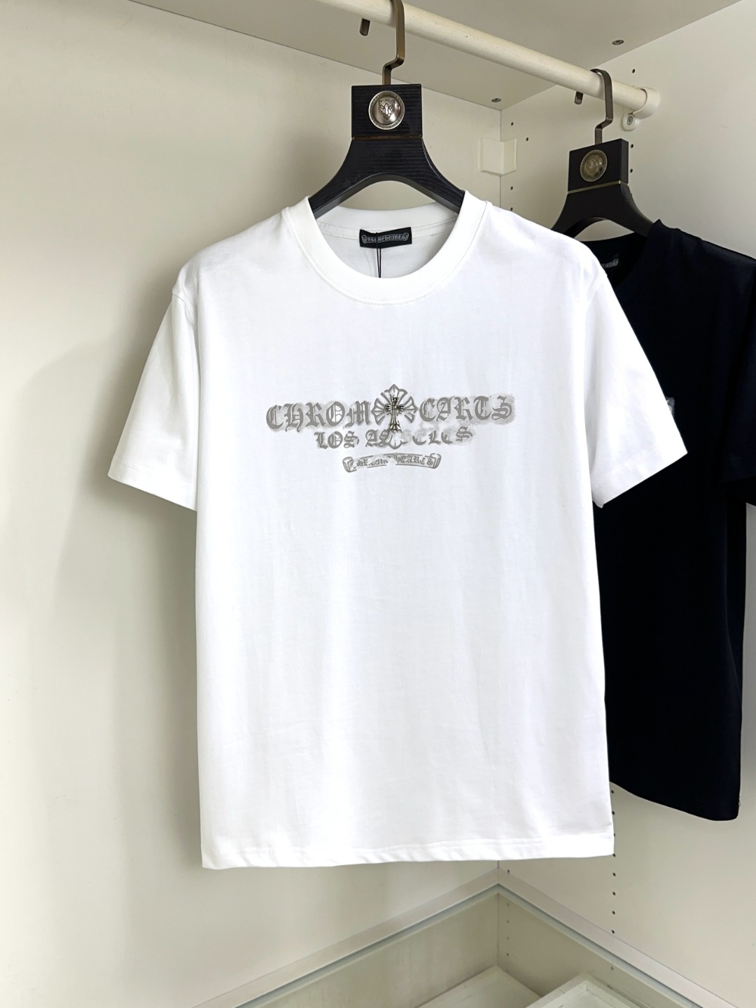 NO:159340,Croxin Spring and summer new short-sleeved T-shirt!  Fashionable casual short-sleeved T-shirt with catwalk patterns!  Design logo design!  The most designed and selected customer-supplied cotton fabrics are soft and skin-friendly, comfortable and breathable, and you can’t picky about the physical objects!  Loose, small, shoulder-dead round neck cut, genderless couple mixed styles, opening up a new fashion charm!  Different from the market version, the same style as men and women. The haute couture series!  Size S-XXL, chrome hearts, T-shirt,tees, t-shirt,alexander wang19860909克罗心 春夏新款短袖T恤！走秀图案时尚休闲短袖T恤衫！设计logo设计！极具设计精选客供全棉面料,手感柔软亲肤,着身舒适透气性都无法挑剔,实物绝对会让你爱不释手！宽松小落肩的圆领版型裁剪,无性别主义的情侣混穿款式,打开全新的时装新韵味！区别市场版本,男女同款.高定系列！尺码S-XXL,,chrome hearts,T-shirt,tees，t-shirt,alexander wang,Men's clothing