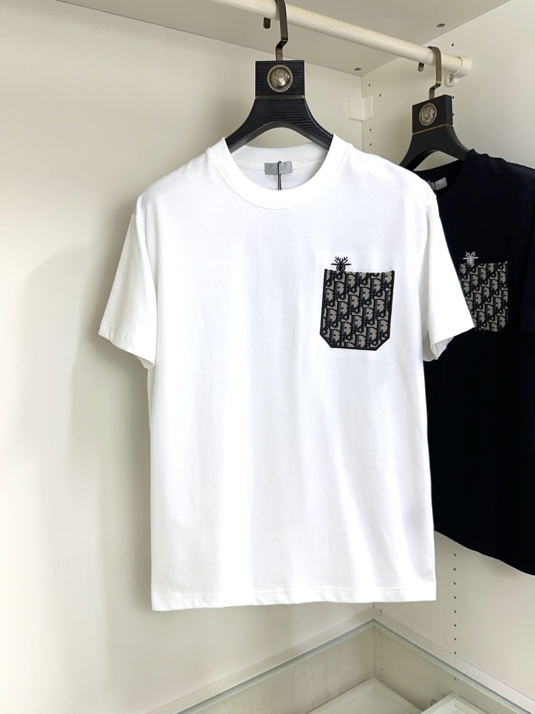 NO:159344,DIOR Spring and Summer New Short-sleeved T-shirt!  Fashionable casual short-sleeved T-shirt with catwalk patterns!  Design logo design!  The most designed and selected customer-supplied cotton fabrics are soft and skin-friendly, comfortable and breathable, and you can’t picky about the physical objects!  Loose, small, shoulder-dead round neck cut, genderless couple mixed styles, opening up a new fashion charm!  Different from the market version, the same style as men and women. The haute couture series!  Size S-XXL,,dior,dior,T-shirt,tees,t-shirt,alexander wang19860909DIOR 迪奥 春夏新款短袖T恤！走秀图案时尚休闲短袖T恤衫！设计logo设计！极具设计精选客供全棉面料,手感柔软亲肤,着身舒适透气性都无法挑剔,实物绝对会让你爱不释手！宽松小落肩的圆领版型裁剪,无性别主义的情侣混穿款式,打开全新的时装新韵味！区别市场版本,男女同款.高定系列！尺码S-XXL,,dior,dior,T-shirt,tees，t-shirt,alexander wang,Men's clothing