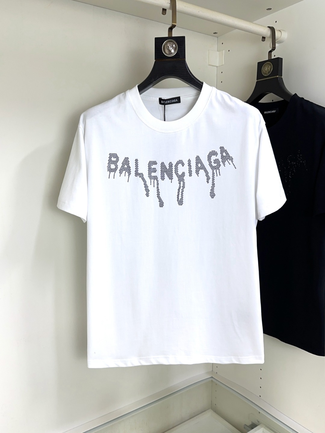 NO:159343,Balenciaga new short-sleeved T-shirt in spring and summer!  Fashionable casual short-sleeved T-shirt with catwalk patterns!  Design logo design!  The most designed and selected customer-supplied cotton fabrics are soft and skin-friendly, comfortable and breathable, and you can’t picky about the physical objects!  Loose, small, shoulder-dead round neck cut, genderless couple mixed styles, opening up a new fashion charm!  Different from the market version, the same style as men and women. The haute couture series!  Size S-XXL, balenciaga, balenciaga, T-shirt,tees, t-shirt,alexander wang19860909Balenciaga 巴黎世家 春夏新款短袖T恤！走秀图案时尚休闲短袖T恤衫！设计logo设计！极具设计精选客供全棉面料,手感柔软亲肤,着身舒适透气性都无法挑剔,实物绝对会让你爱不释手！宽松小落肩的圆领版型裁剪,无性别主义的情侣混穿款式,打开全新的时装新韵味！区别市场版本,男女同款.高定系列！尺码S-XXL,,balenciaga,balenciaga,T-shirt,tees，t-shirt,alexander wang,Men's clothing