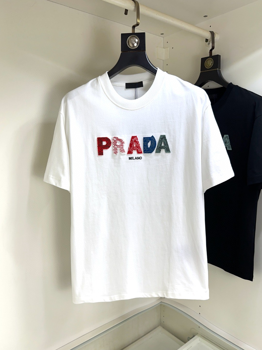 NO:427533,Prada Prada Fat Brother Gospel XL wears 200 pounds, top-quality round neck, casual short-sleeved high-end custom versatile style, anyone can easily control it, full-customized fabric craftsmanship, the latest logo design of the luxurious classic brand on the chest, very high-end, those who understand goods must enter!  The style and tailoring are slim styles, which are very exquisite, showing aura and highlighting the exquisiteness of business men. This is the unique feature, the right slim fit, and the upper body effect is very good!  Size XS-XL (counter code is equivalent to M-3XL), prada, prada, T-shirt, alexander wang19860909Prada 普拉达 胖哥福音XL穿200斤 顶级圆领休闲短袖高级定制百搭款式 任何人都可以轻松驾驭 面料全订制工艺 胸前奢华经典品牌最新logo设计,非常显档次懂货的必须入！版型剪裁属于修身款 非常精致,显气场,又会凸显商务男士的精致,这就是独到之处,恰到好处的修身,上身效果非常赞！尺码XS-XL（专柜码等同M-3XL）,,prada,prada,T-shirt,alexander wang,Men's clothing