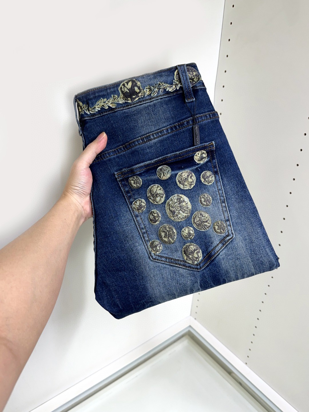 NO:160646,DG Dolce & Gabbana, hot products are coming, new products, on sale in counters, the physical store has the best jeans counter original 1:1, suitable for all ages. The highest version of the imported European fabric in the market. It is comfortable, soft and skin-friendly, with super cool and fashionable and versatile effect, straight and stylish, a must-have for the wardrobe!  Suitable for any occasion Size 29-38, Dolce & Gabbana, Dolce & Gabbana, jeans, alexander wang19860909DG 杜嘉班纳 爆款来袭 新款新品 专柜有售 实体店已极品牛仔裤专柜原版1:1好货,适合各个年龄段.市场最高版本的欧洲进口面料.舒适柔软亲肤,上身效果超级棒时尚百搭,笔挺有型,衣橱必备！适合任何场合穿着 尺码29-38,,Dolce&Gabbana,Dolce&Gabbana,jeans,alexander wang,Men's clothing