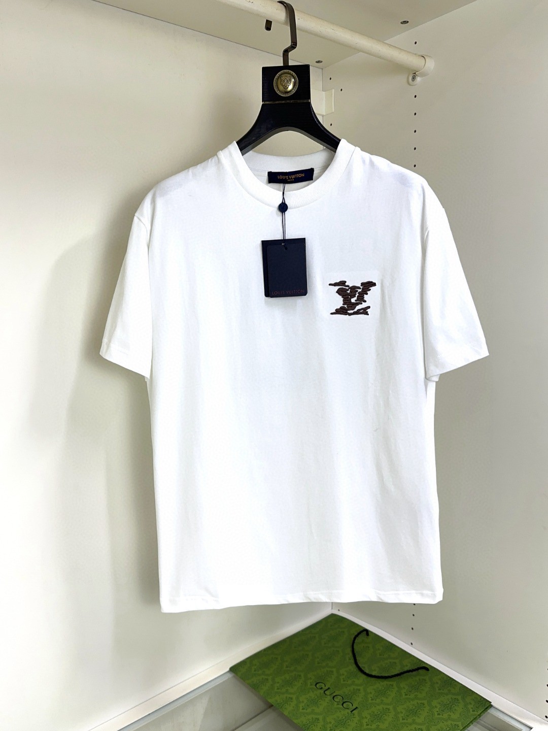 NO:160659,High-end LV Louis Vuitton Fat Brother Gospel Max XL can wear 200 catties High-end version Top round neck casual short sleeve high-end custom versatile styles that anyone can easily control. Fully customized fabric craftsmanship, the latest logo design of luxury classic brand on the chest, very high-end and high-end those who understand goods must enter!  The style and tailoring are slim styles, which are very exquisite, showing aura and highlighting the exquisiteness of business men. This is the unique feature, the right slim fit, and the upper body effect is very good!  Size XS-XL (counter code is equivalent to M-3XL), louis vuitton,louis vuitton,t-shirt,alexander wang19860909高版本  LV 路易威登 胖哥福音最大XL可穿200斤高版本 顶级圆领休闲短袖高级定制百搭款式 任何人都可以轻松驾驭 面料全订制工艺 胸前奢华经典品牌最新logo设计,非常显档次懂货的必须入！版型剪裁属于修身款 非常精致,显气场,又会凸显商务男士的精致,这就是独到之处,恰到好处的修身,上身效果非常赞！尺码XS-XL（专柜码等同M-3XL）,,louis vuitton,louis vuitton,T-shirt,alexander wang,Men's clothing