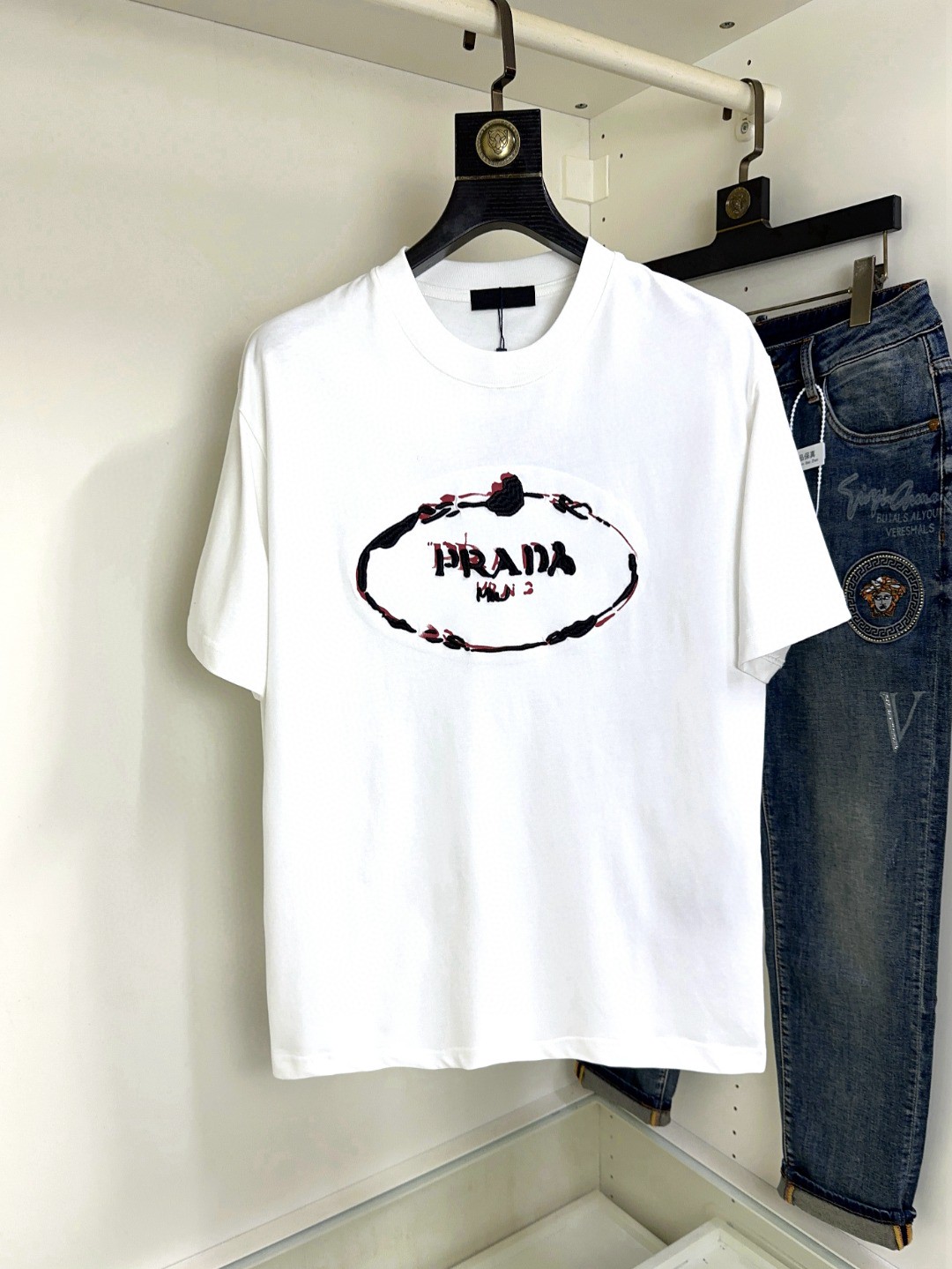 NO:160649,High-end version Prada Prada Prada Gospel can wear up to 200 kilograms High-end version Top round neck casual short-sleeved high-end custom versatile styles that anyone can easily control. Fully customized fabric craftsmanship, the latest logo design of luxury classic brand on the chest, very high-end those who understand goods must enter!  The style and tailoring are slim styles, which are very exquisite, showing aura and highlighting the exquisiteness of business men. This is the unique feature, the right slim fit, and the upper body effect is very good!  Size XS-XL (counter code is equivalent to M-3XL), prada, prada, T-shirt, alexander wang19860909高版本  Prada 普拉达 胖哥福音最大可穿200斤高版本 顶级圆领休闲短袖高级定制百搭款式 任何人都可以轻松驾驭 面料全订制工艺 胸前奢华经典品牌最新logo设计,非常显档次懂货的必须入！版型剪裁属于修身款 非常精致,显气场,又会凸显商务男士的精致,这就是独到之处,恰到好处的修身,上身效果非常赞！尺码XS-XL（专柜码等同M-3XL）,,prada,prada,T-shirt,alexander wang,Men's clothing