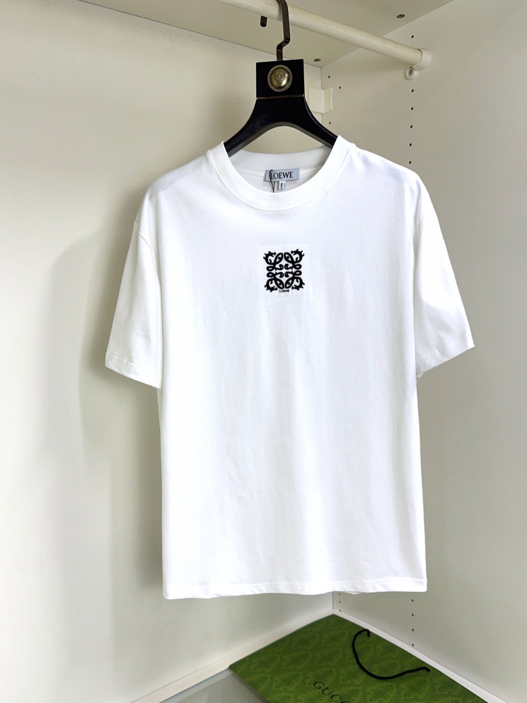 NO:160691,Loewe, Fat Brother Gospel Maximum XL can wear 200 kilograms high-end version, top round neck, casual short-sleeved high-end custom versatile style, anyone can easily control it, full custom fabric craftsmanship, the latest logo design of the luxurious classic brand on the chest, very high-end, those who understand goods must enter!  The style and tailoring are slim styles, which are very exquisite, showing aura and highlighting the exquisiteness of business men. This is the unique feature, the right slim fit, and the upper body effect is very good!  Size XS-XL (counter code is equivalent to M-3XL), loewe,loewe,T-shirt,alexander wang19860909Loewe 罗意威 胖哥福音最大XL可穿200斤高版本 顶级圆领休闲短袖高级定制百搭款式 任何人都可以轻松驾驭 面料全订制工艺 胸前奢华经典品牌最新logo设计,非常显档次懂货的必须入！版型剪裁属于修身款 非常精致,显气场,又会凸显商务男士的精致,这就是独到之处,恰到好处的修身,上身效果非常赞！尺码XS-XL（专柜码等同M-3XL）,,loewe,loewe,T-shirt,alexander wang,Men's clothing