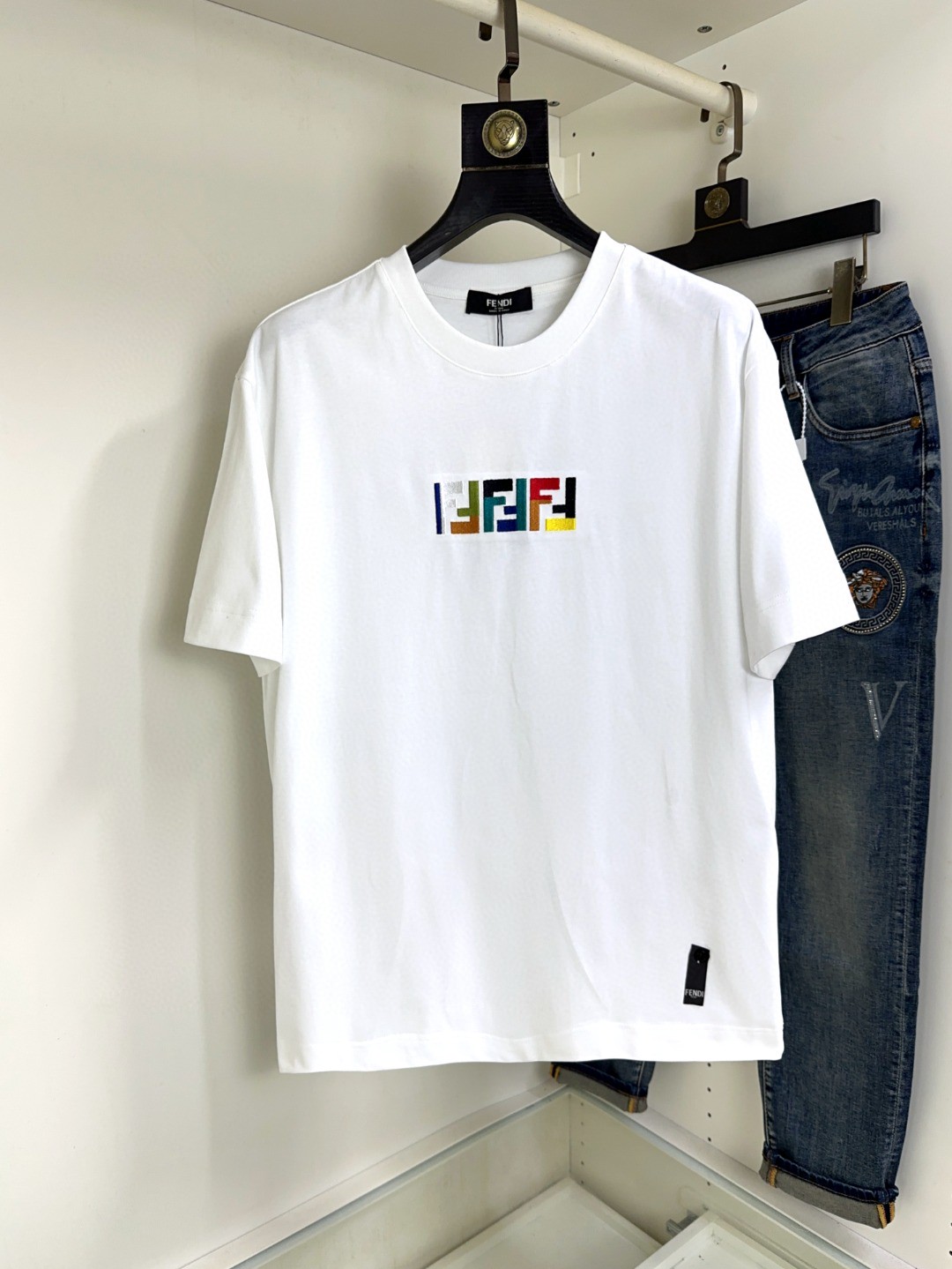 NO:472769,Fendi Fendi Fat Brother Gospel Maximum XL can wear 200 kilograms high-end version, top round neck casual short sleeve high-end custom versatile style, anyone can easily control it, full custom fabric craftsmanship, the latest logo design of the luxurious classic brand on the chest, very high-end, those who understand goods must enter!  The style and tailoring are slim styles, which are very exquisite, showing aura and highlighting the exquisiteness of business men. This is the unique feature, the right slim fit, and the upper body effect is very good!  Size XS-XL (counter code is equivalent to M-3XL), fendi, fendi, T-shirt, alexander wang19860909Fendi 芬迪 胖哥福音最大XL可穿200斤高版本 顶级圆领休闲短袖高级定制百搭款式 任何人都可以轻松驾驭 面料全订制工艺 胸前奢华经典品牌最新logo设计,非常显档次懂货的必须入！版型剪裁属于修身款 非常精致,显气场,又会凸显商务男士的精致,这就是独到之处,恰到好处的修身,上身效果非常赞！尺码XS-XL（专柜码等同M-3XL）,,fendi,fendi,T-shirt,alexander wang,Men's clothing