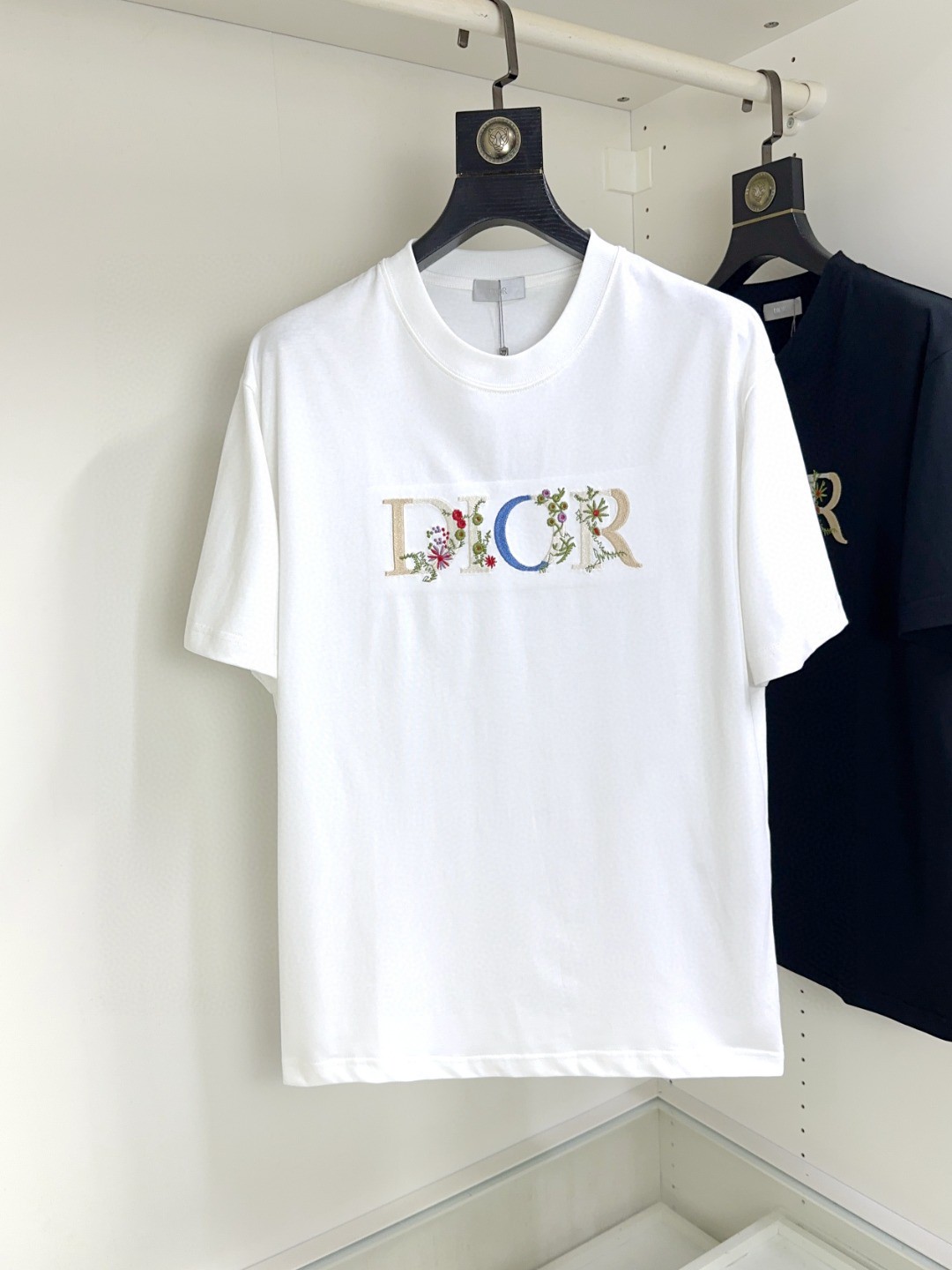 NO:160655,DIOR DIOR Pang Ge's Gospel Maximum XL can wear 200 catties Top round neck casual short sleeves Top version High-end custom versatile styles Anyone can easily control the fabric is fully customized craftsmanship The latest logo design of the luxurious classic brand on the chest is very high-end, and those who understand goods must enter!  The style and tailoring are slim styles, which are very exquisite, showing aura and highlighting the exquisiteness of business men. This is the unique feature, the right slim fit, and the upper body effect is very good!  Size XS-XL (counter code is equivalent to M-3XL), dior, dior, T-shirt, alexander wang19860909DIOR 迪奥 胖哥福音最大XL可穿200斤 顶级圆领休闲短袖 顶级版本 高级定制百搭款式 任何人都可以轻松驾驭 面料全订制工艺 胸前奢华经典品牌最新logo设计,非常显档次懂货的必须入！版型剪裁属于修身款 非常精致,显气场,又会凸显商务男士的精致,这就是独到之处,恰到好处的修身,上身效果非常赞！尺码XS-XL（专柜码等同M-3XL）,,dior,dior,T-shirt,alexander wang,Men's clothing