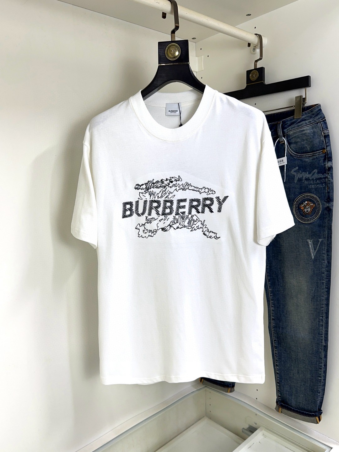 NO:160689,High-end version Burberry Burberry Fat Brother Gospel Maximum XL can wear 200 catties high-end version, top round neck casual short-sleeved high-end custom versatile style, anyone can easily control the fabric fully customized craftsmanship, the latest logo design of the luxurious classic brand on the chest, very high-end those who understand goods must enter!  The style and tailoring are slim styles, which are very exquisite, showing aura and highlighting the exquisiteness of business men. This is the unique feature, the right slim fit, and the upper body effect is very good!  Size XS-XL (counter code is equivalent to M-3XL), burberry, burberry, T-shirt, alexander wang19860909高版本 Burberry 巴宝莉 胖哥福音最大XL可穿200斤高版本 顶级圆领休闲短袖高级定制百搭款式 任何人都可以轻松驾驭 面料全订制工艺 胸前奢华经典品牌最新logo设计,非常显档次懂货的必须入！版型剪裁属于修身款 非常精致,显气场,又会凸显商务男士的精致,这就是独到之处,恰到好处的修身,上身效果非常赞！尺码XS-XL（专柜码等同M-3XL）,,burberry,burberry,T-shirt,alexander wang,Men's clothing