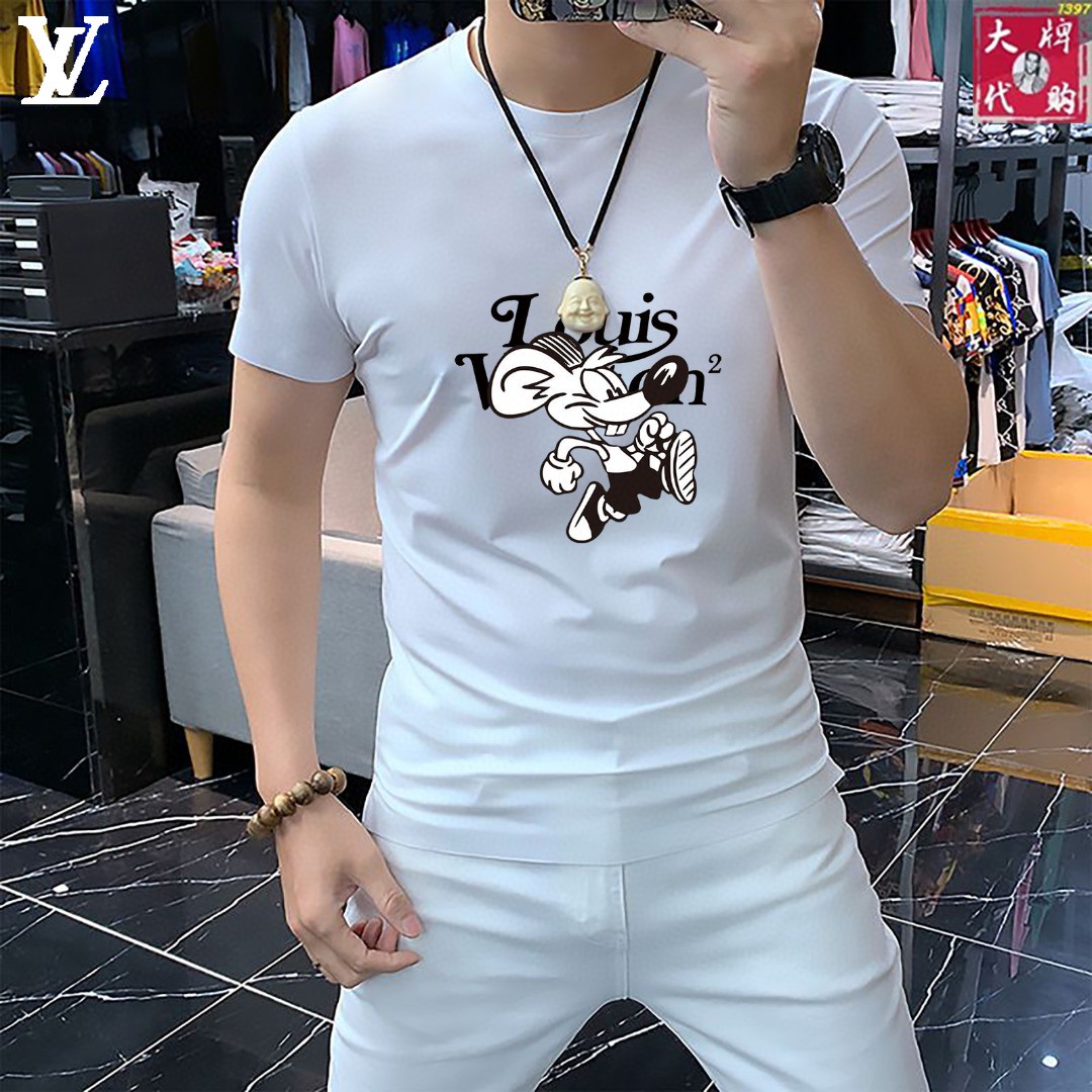 NO:160635,【LV Louis Vuitton】New summer style mercerated fabric short-sleeved t-shirt, the world's top men's clothing, simple and fashionable, calm and versatile, atmospheric and elegant, extremely comfortable and comfortable experience High-end fabrics, bright colors, ultimate smooth touch, delicate and not easy to wrinkle, luxurious and noble, crisp and stylish, locking needles, high-density sewing, all details are meticulous!  Worth owning.  The maximum number of M-5XL can wear about 210 catties, louis vuitton, louis vuitton, T-shirt, alexander wang19860909【 LV 路易威登】夏季新款 丝光面料短袖t, 全球顶级男装,简约时尚,从容百搭,大气优雅 极度舒适体验 高端面料 色泽鲜艳 极致顺滑触感 细腻不易起皱 奢华高贵 挺括有型 锁针、高密度缝制,一切的细节处理一丝不苟！值得拥有．码数M-5XL 最大可穿210斤左右,,louis vuitton,louis vuitton,T-shirt,alexander wang,Men's clothing