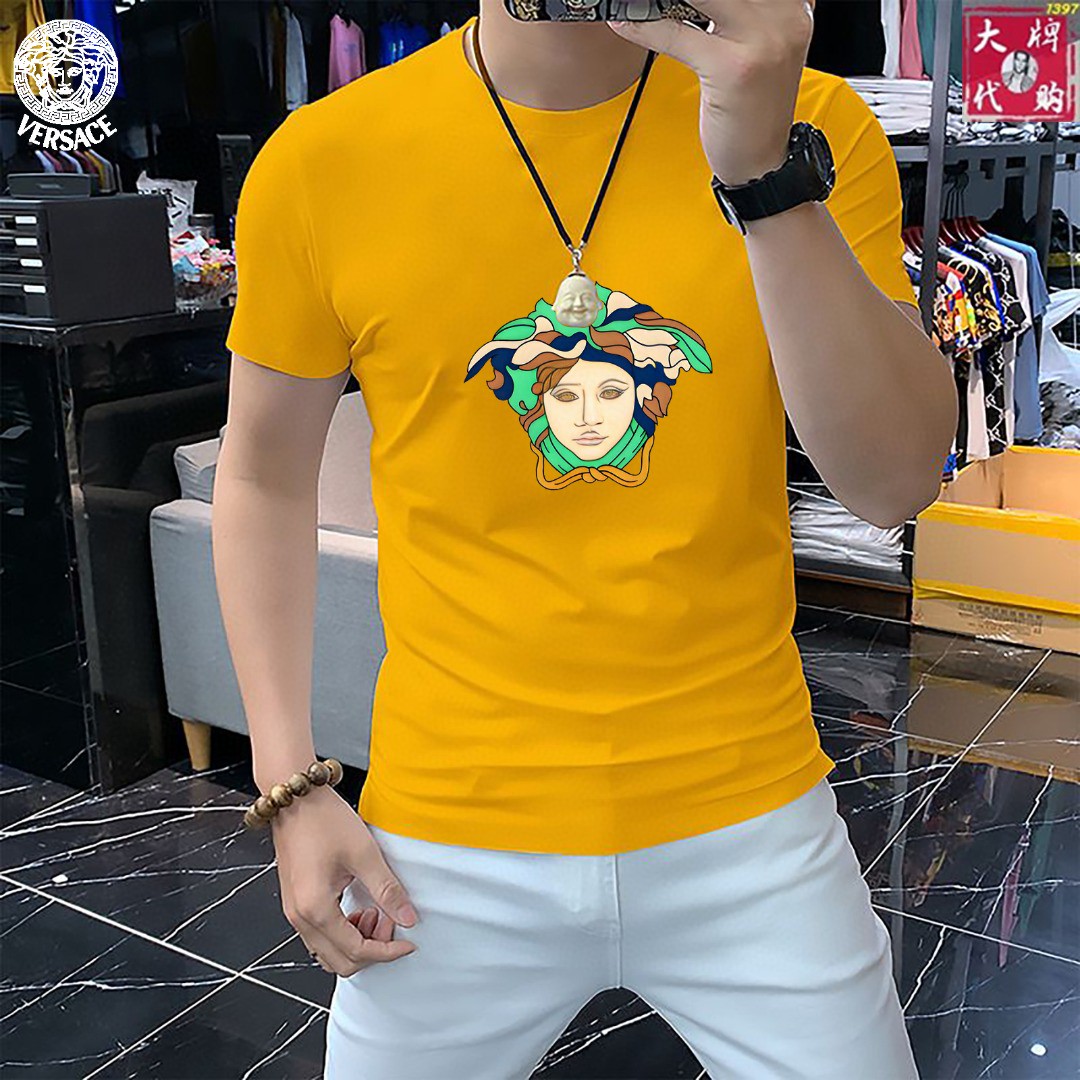 NO:160637,【Versace】New summer style mercerized fabric short-sleeved t-shirt, the world's top men's clothing, simple and fashionable, calm and versatile, atmospheric and elegant, extremely comfortable and comfortable experience High-end fabrics, bright colors, ultimate smooth touch, delicate and not easy to wrinkle, luxurious and noble, crisp and stylish, locking needles, high-density sewing, all details are meticulous!  Worth owning.  The maximum number of M-5XL can wear about 210 catties, versace, versace, T-shirt, alexander wang19860909【 Versace 范思哲】夏季新款 丝光面料短袖t, 全球顶级男装,简约时尚,从容百搭,大气优雅 极度舒适体验 高端面料 色泽鲜艳 极致顺滑触感 细腻不易起皱 奢华高贵 挺括有型 锁针、高密度缝制,一切的细节处理一丝不苟！值得拥有．码数M-5XL 最大可穿210斤左右,,versace,versace,T-shirt,alexander wang,Men's clothing