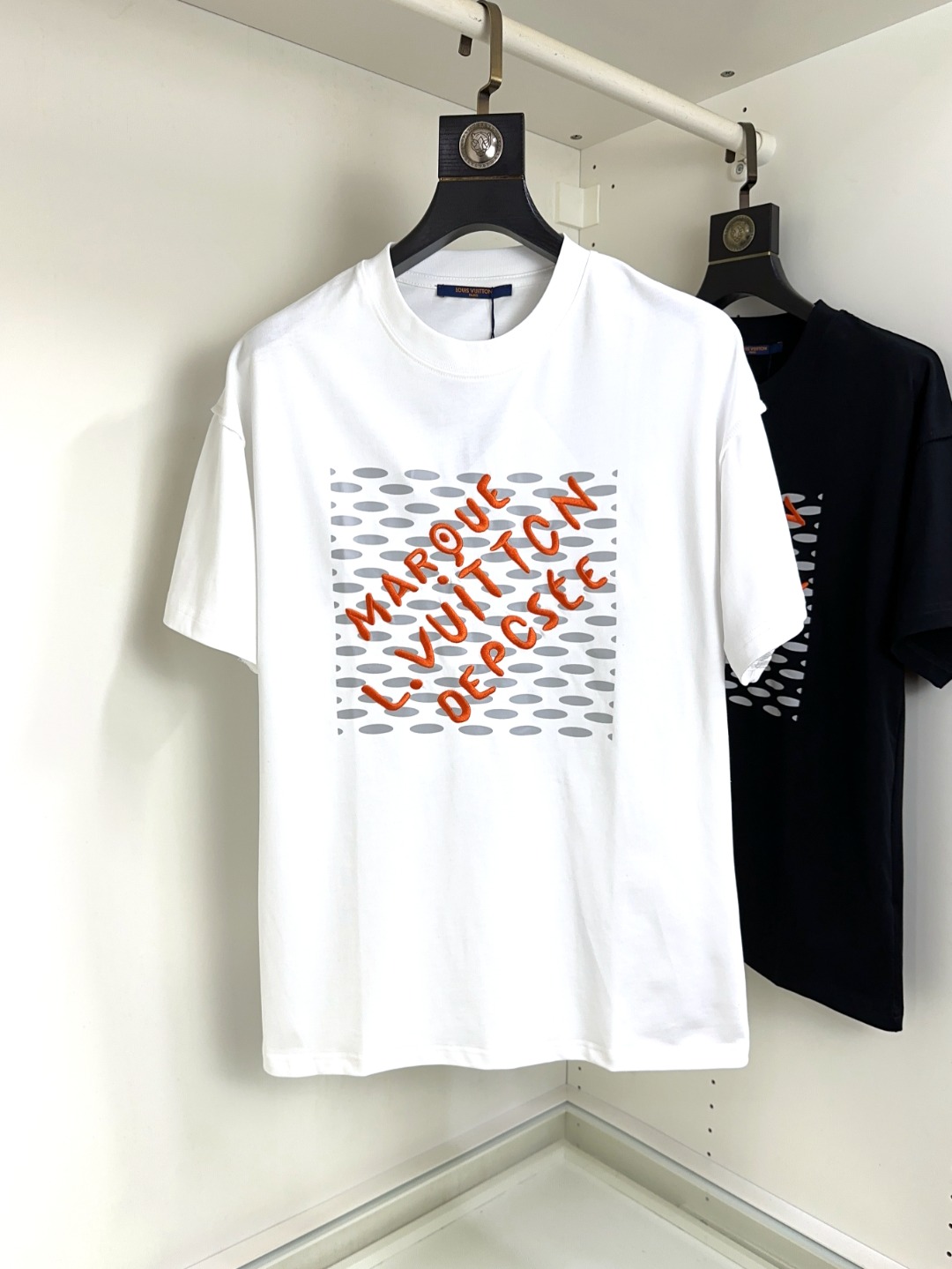 NO:160647,LV Louis Vuitton's new round neck short sleeves in spring and summer. The overall color is bright and bright, with a smooth and soft feel, with a strong drape, natural and soft texture, super comfortable in the body, and a strong drape!  T-shirts are very comfortable and practical in daily wear, super toughness is better than ordinary cotton texture. The fabric is delicate, soft and skin-friendly, with a light and cool touch, bright color and high color fastness, good breathability and drape... code number XS-L,,louis vuitton,louis vuitton,T-shirt,tees,t-shirt,alexander wang19860909LV 路易威登 春夏新款圆领短袖 整体上色泽较鲜明和光亮,手感顺滑揉软,悬垂感特强,质地自然柔软、贴身超级舒服,悬垂感特强！ T恤日常穿搭很自在很实用,超级的有韧性比起一般的棉手感质感都更好的,面料质地细腻、柔软、亲肤,触感轻薄凉爽,色泽艳丽色牢度高,透气性及悬垂性好..码数XS-L,,louis vuitton,louis vuitton,T-shirt,tees，t-shirt,alexander wang,Men's clothing