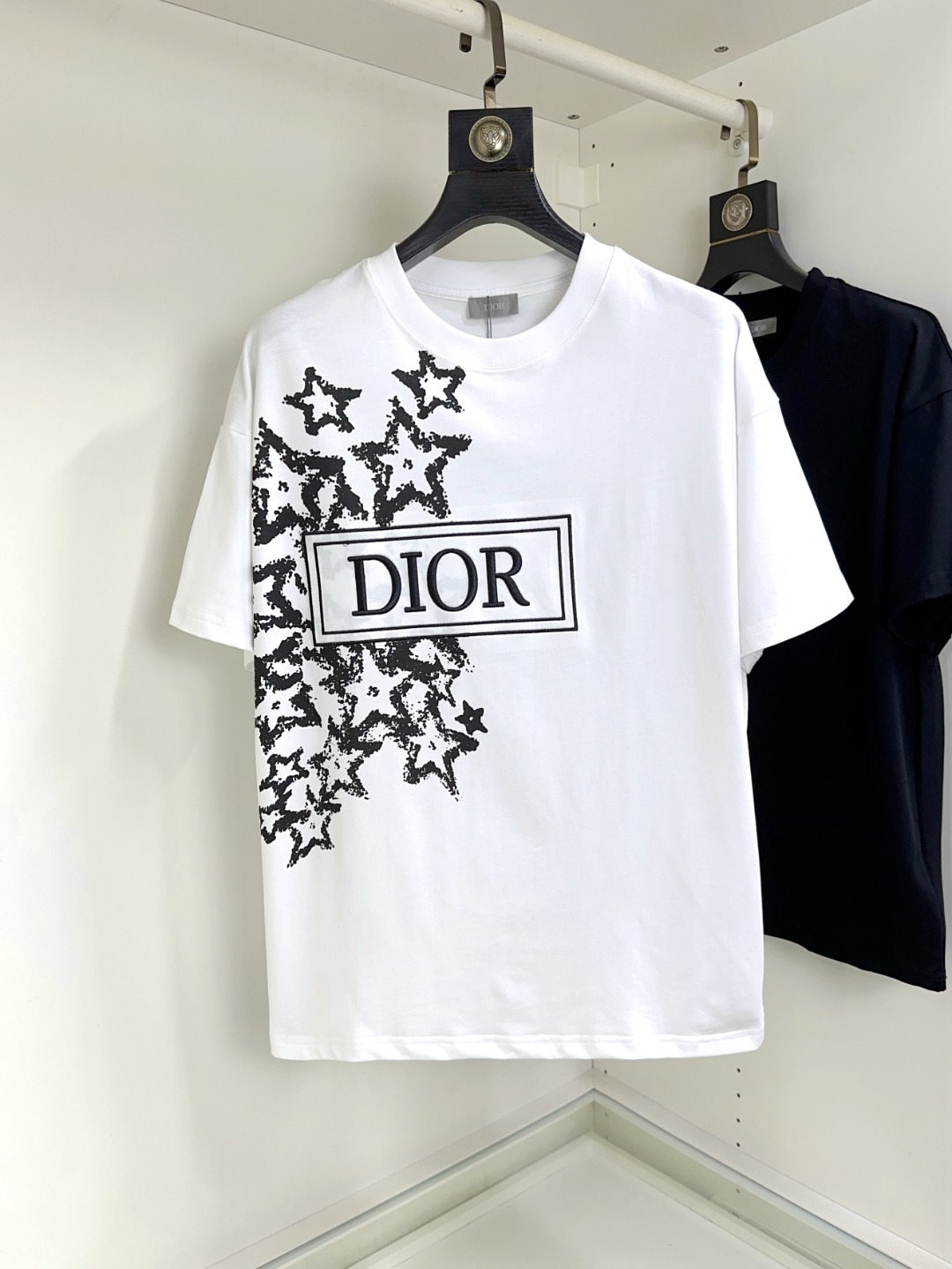 NO:160653,DIOR new round neck short sleeves in spring and summer. The overall color is bright and bright, with smooth and soft feel, with a strong drape, natural and soft texture, super comfortable in the body, and a strong drape!  T-shirts are very comfortable and practical in daily wear, super toughness is better than ordinary cotton, the texture is delicate, soft and skin-friendly, the touch is light and cool, the color is bright and the color is fast, the breathability and drape are good.. Number of codes XS-L,,dior,dior,T-shirt,tees,t-shirt,alexander wang19860909DIOR 迪奥 春夏新款圆领短袖 整体上色泽较鲜明和光亮,手感顺滑揉软,悬垂感特强,质地自然柔软、贴身超级舒服,悬垂感特强！ T恤日常穿搭很自在很实用,超级的有韧性比起一般的棉手感质感都更好的,面料质地细腻、柔软、亲肤,触感轻薄凉爽,色泽艳丽色牢度高,透气性及悬垂性好..码数XS-L,,dior,dior,T-shirt,tees，t-shirt,alexander wang,Men's clothing