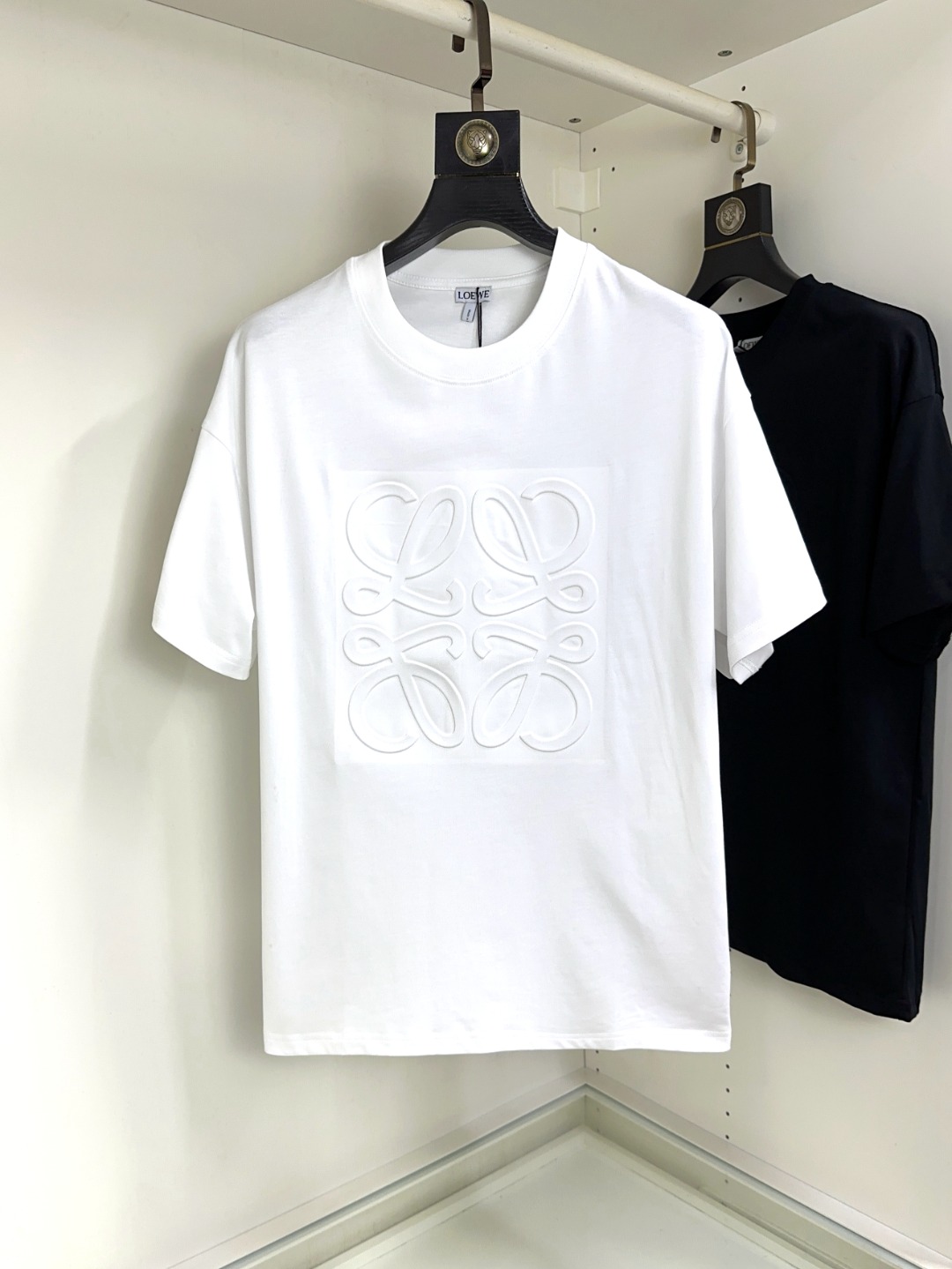 NO:160657,Loewe has a new round neck short sleeve spring and summer style. The overall color is bright and bright, with a smooth and soft feel, with a strong drape, natural and soft texture, super comfortable in the body, and a strong drape!  T-shirts are very comfortable and practical in daily wear, super toughness is better than ordinary cotton, the texture is delicate, soft and skin-friendly, the touch is light and cool, the color is bright and the color is fast, the breathability and drape are good.. Number of codes XS-L,,loewe,loewe,T-shirt,tees,t-shirt,alexander wang19860909Loewe 罗意威 春夏新款圆领短袖 整体上色泽较鲜明和光亮,手感顺滑揉软,悬垂感特强,质地自然柔软、贴身超级舒服,悬垂感特强！ T恤日常穿搭很自在很实用,超级的有韧性比起一般的棉手感质感都更好的,面料质地细腻、柔软、亲肤,触感轻薄凉爽,色泽艳丽色牢度高,透气性及悬垂性好..码数XS-L,,loewe,loewe,T-shirt,tees，t-shirt,alexander wang,Men's clothing