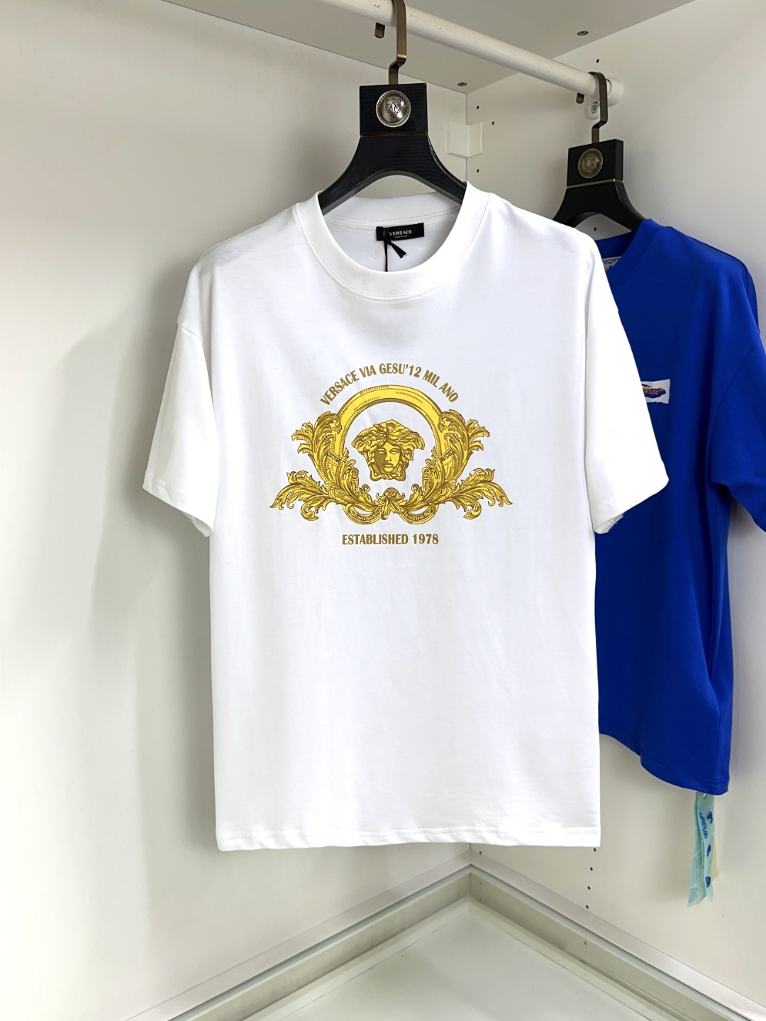 NO:160661,Versace Spring and summer new round neck short sleeves. The overall color is bright and bright, with smooth and soft feel, with a strong drape, natural and soft texture, super comfortable in the body, and a strong drape!  T-shirts are very comfortable and practical in daily wear, super toughness is better than ordinary cotton, the texture is delicate, soft and skin-friendly, the touch is light and cool, the color is bright and the color is fast, the breathability and drape are good.. Number of codes XS-L, versace, versace, T-shirt, tees, t-shirt, alexander wang19860909Versace 范思哲 春夏新款圆领短袖 整体上色泽较鲜明和光亮,手感顺滑揉软,悬垂感特强,质地自然柔软、贴身超级舒服,悬垂感特强！ T恤日常穿搭很自在很实用,超级的有韧性比起一般的棉手感质感都更好的,面料质地细腻、柔软、亲肤,触感轻薄凉爽,色泽艳丽色牢度高,透气性及悬垂性好..码数XS-L,,versace,versace,T-shirt,tees，t-shirt,alexander wang,Men's clothing