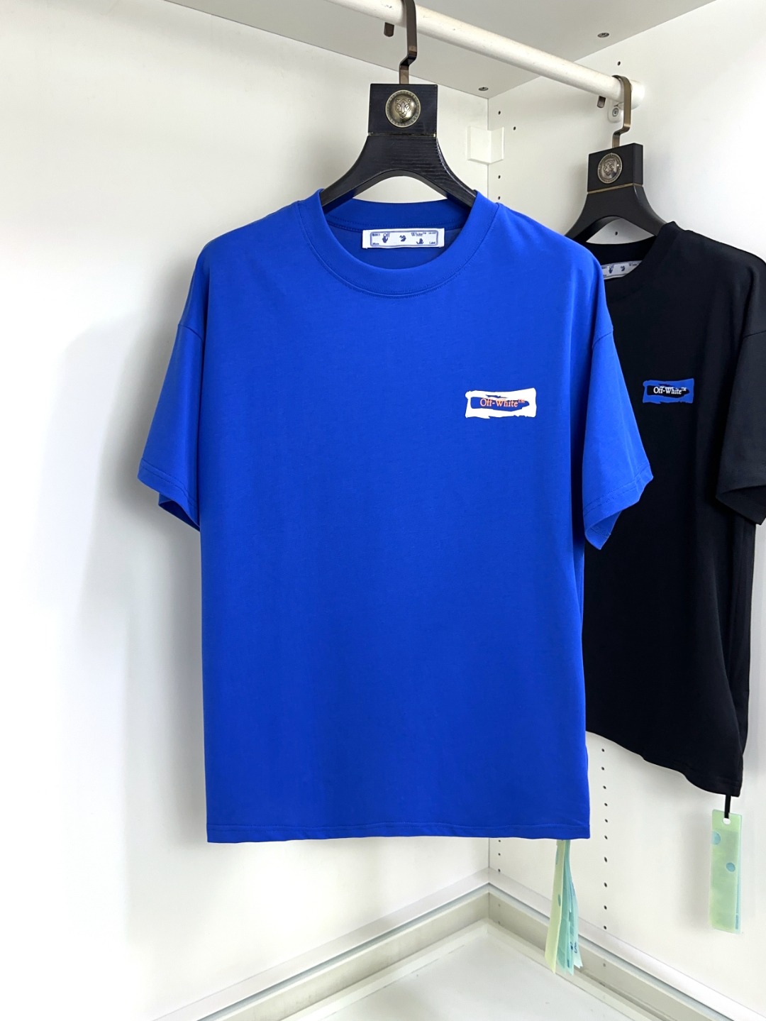 NO:160645,off-white New round neck short sleeves in spring and summer. The overall color is bright and bright, with a smooth and soft feel, with a strong drape, natural and soft texture, super comfortable in the body, and a strong drape!  T-shirts are very comfortable and practical in daily wear, super toughness is better than ordinary cotton. The fabric has a delicate texture, softness and skin-friendly texture, light and cool touch, bright color, high color fastness, good breathability and drape... Number of codes XS-L, off white, T-shirt,tees, t-shirt,alexander wang19860909off-white 春夏新款圆领短袖 整体上色泽较鲜明和光亮,手感顺滑揉软,悬垂感特强,质地自然柔软、贴身超级舒服,悬垂感特强！ T恤日常穿搭很自在很实用,超级的有韧性比起一般的棉手感质感都更好的,面料质地细腻、柔软、亲肤,触感轻薄凉爽,色泽艳丽色牢度高,透气性及悬垂性好..码数XS-L,,off white,T-shirt,tees，t-shirt,alexander wang,Men's clothing