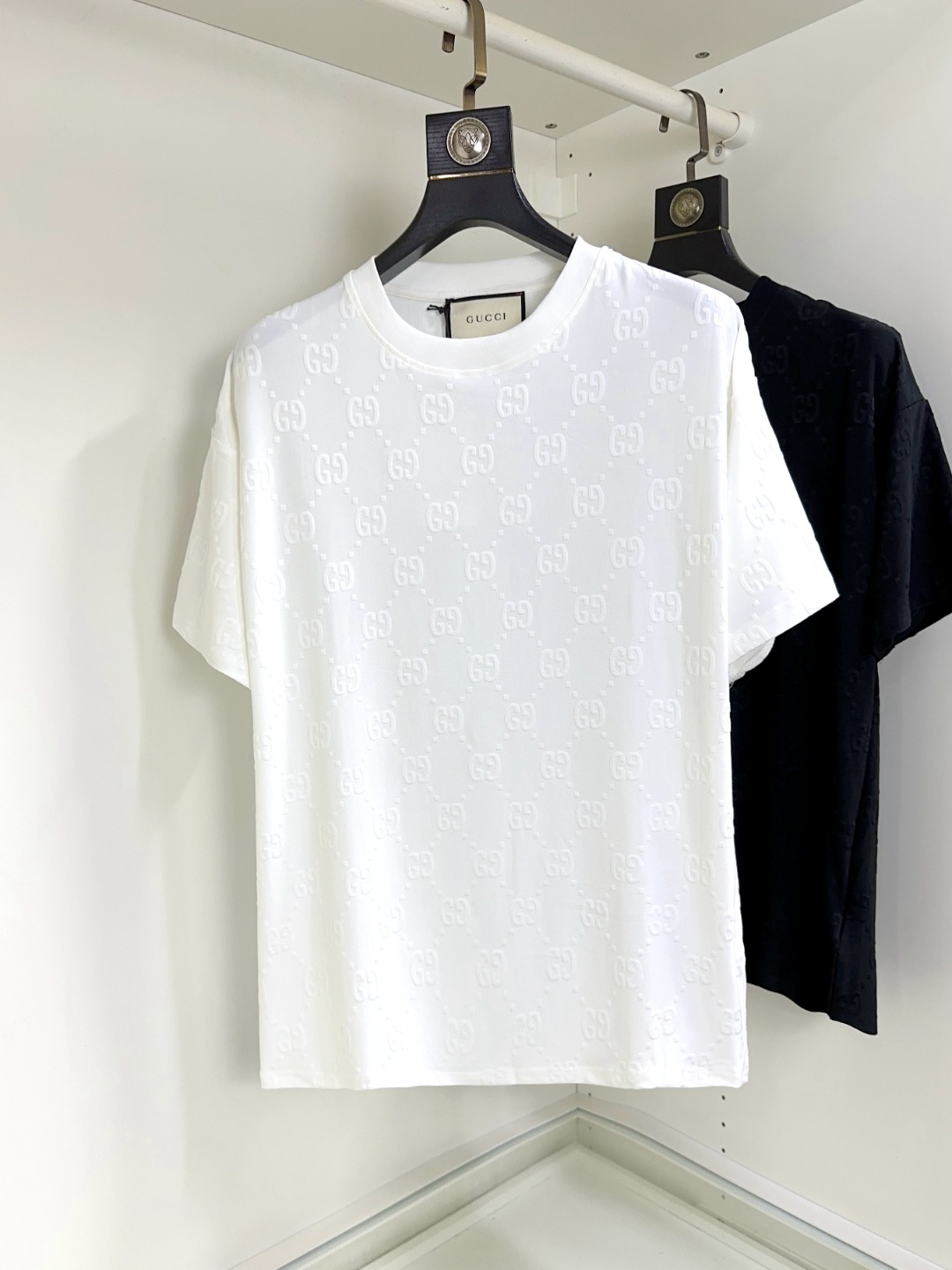 NO:160690,Gucci New round neck short sleeves in spring and summer. The overall color is bright and bright, with smooth and soft feel, with a strong drape, natural and soft texture, super comfortable in the body, and a strong drape!  T-shirts are very comfortable and practical in daily wear, super toughness is better than ordinary cotton, the texture is delicate, soft and skin-friendly, the touch is light and cool, the color is bright and the color is fast, the breathability and drape are good.. Number of codes XS-L, gucci, T-shirt, tees, t-shirt, alexander wang19860909Gucci 古奇 春夏新款圆领短袖 整体上色泽较鲜明和光亮,手感顺滑揉软,悬垂感特强,质地自然柔软、贴身超级舒服,悬垂感特强！ T恤日常穿搭很自在很实用,超级的有韧性比起一般的棉手感质感都更好的,面料质地细腻、柔软、亲肤,触感轻薄凉爽,色泽艳丽色牢度高,透气性及悬垂性好..码数XS-L,,gucci,T-shirt,tees，t-shirt,alexander wang,Men's clothing