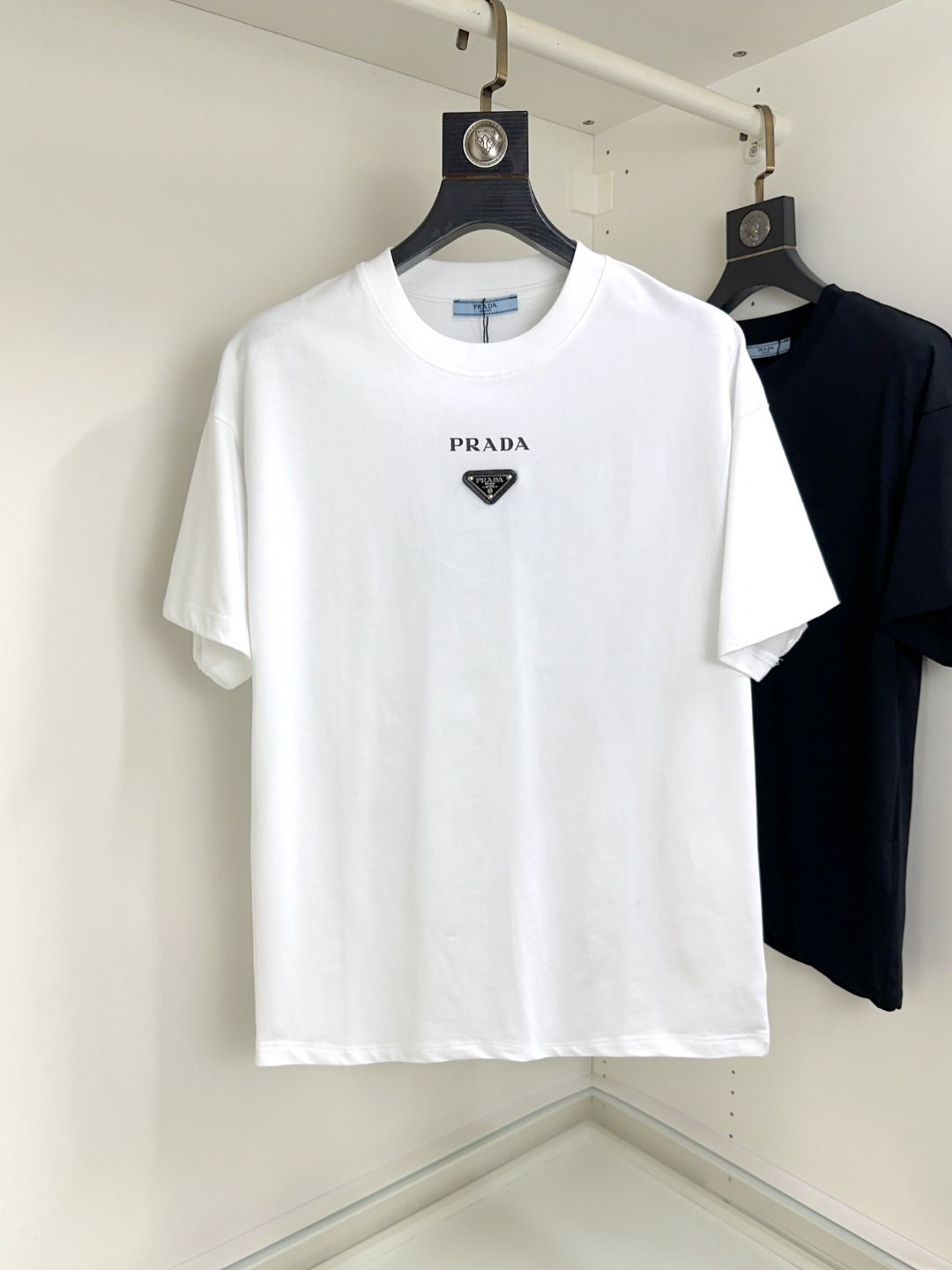 NO:160688,Prada New round neck short sleeves in spring and summer. The overall color is bright and bright, with smooth and soft feel, with a strong drape, natural and soft texture, super comfortable in the body, and a strong drape!  T-shirts are very comfortable and practical in daily wear, super toughness is better than ordinary cotton, the texture is delicate, soft and skin-friendly, the touch is light and cool, the color is bright and the color is fast, the breathability and drape are good.. Number of codes XS-L,, prada, prada, T-shirt, tees, t-shirt, alexander wang19860909Prada 普拉达 春夏新款圆领短袖 整体上色泽较鲜明和光亮,手感顺滑揉软,悬垂感特强,质地自然柔软、贴身超级舒服,悬垂感特强！ T恤日常穿搭很自在很实用,超级的有韧性比起一般的棉手感质感都更好的,面料质地细腻、柔软、亲肤,触感轻薄凉爽,色泽艳丽色牢度高,透气性及悬垂性好..码数XS-L,,prada,prada,T-shirt,tees，t-shirt,alexander wang,Men's clothing