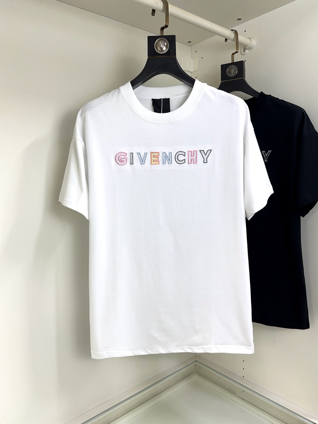 NO:160686,Givenchy New round neck short sleeves in spring and summer. The overall color is bright and bright, with a smooth and soft feel, with a strong drape, natural and soft texture, super comfortable in the body, and a strong drape!  T-shirts are very comfortable and practical in daily wear, super toughness is better than ordinary cotton. The fabric has a delicate texture, softness and skin-friendly texture, light and cool touch, bright color, high color fastness, good breathability and drape... code number XS-L, given, given, given, T-shirt, tees, t-shirt, alexander wang19860909Givenchy 纪梵希 春夏新款圆领短袖 整体上色泽较鲜明和光亮,手感顺滑揉软,悬垂感特强,质地自然柔软、贴身超级舒服,悬垂感特强！ T恤日常穿搭很自在很实用,超级的有韧性比起一般的棉手感质感都更好的,面料质地细腻、柔软、亲肤,触感轻薄凉爽,色泽艳丽色牢度高,透气性及悬垂性好..码数XS-L,,givenchy,givenchy,T-shirt,tees，t-shirt,alexander wang,Men's clothing