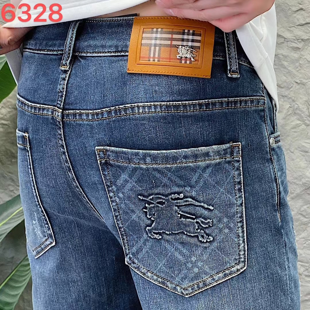 NO:160626,Burberry Men's Jeans Original Original Clothing Original Wash Water!  Imported original wash elastic fabrics, complex handicrafts superimposed, any wash process will become a completely different color effect after a few more seconds, so it is more precious, especially long-lasting and odor-resistant... Use the best tannin elastic texture, genuine leather leather cards, high-quality metal accessories... to create a unique and original jeans style!  Original hardware accessories, super positive style, comfortable and breathable, extremely high grade, counter quality, and handsome upper body. Number of codes 29-38, burberry, burberry, jeans, alexander wang19860909Burberry 巴宝莉 男士牛仔裤原厂原布原洗水！进口原版水洗弹力面料,复杂的手工艺叠加,任何一个洗水环节多停留几秒都会变成完全不一样的颜色效果,所以越加珍贵,特别持久、耐味…… 选用上乘的丹宁弹力质感,真皮皮牌、高定的金属辅料……打造出独特及原创的牛仔裤款型！原版五金辅料,版型超正,舒适透气,档次极高,专柜品质,上身帅气十足.码数29-38,,burberry,burberry,jeans,alexander wang,Men's clothing
