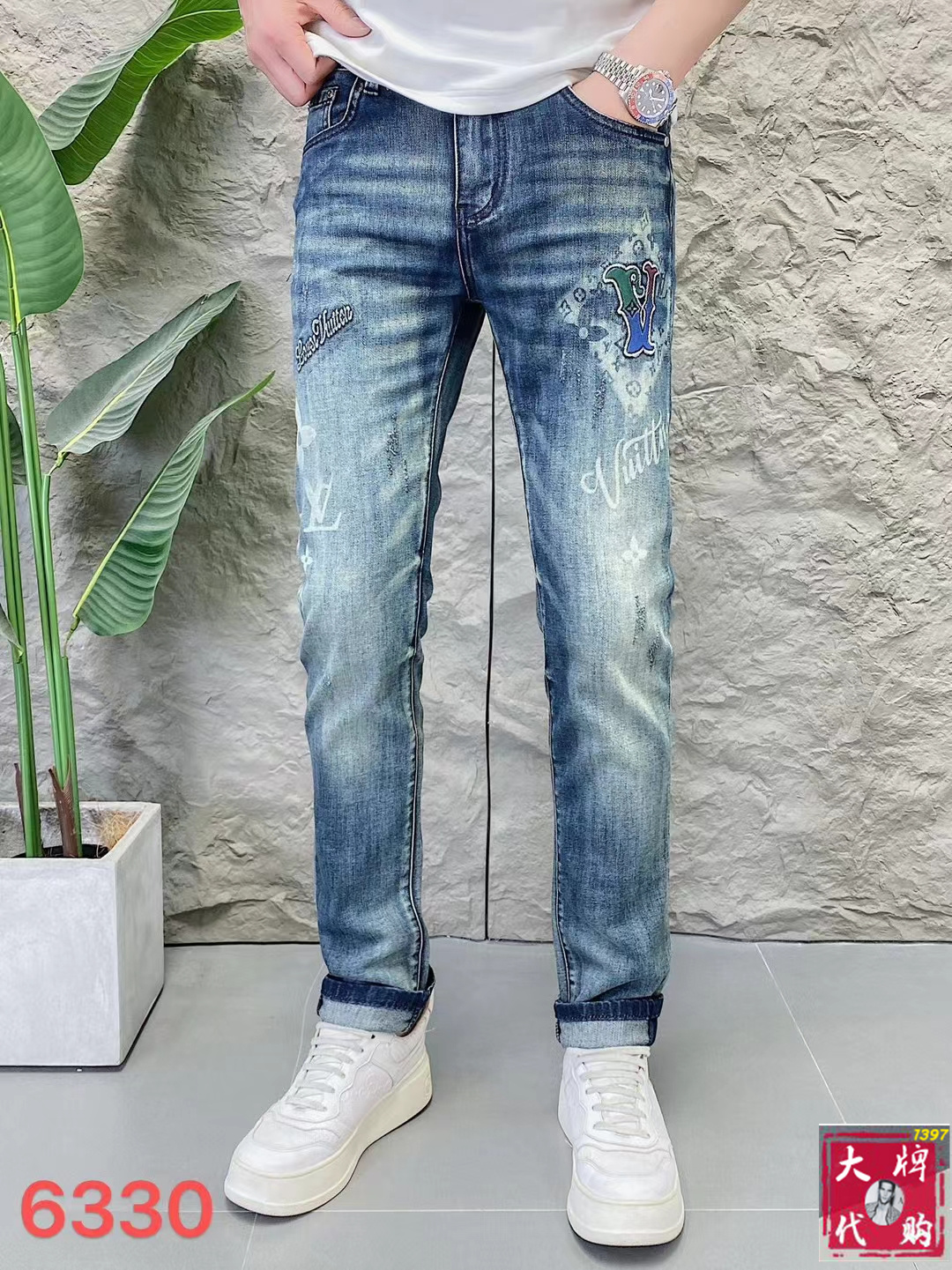 NO:160628,LV Louis Vuitton Men's Jeans Original Original Clothing Original Wash Water!  Imported original washing elastic fabrics, complex handicrafts superimposed, any washing step will become a completely different color effect after a few more seconds, so it is more precious, especially long-lasting and odor-resistant... Use the best tannin elastic texture, genuine leather leather cards, high-quality metal accessories... to create a unique and original jeans style!  Original hardware accessories, super positive style, comfortable and breathable, extremely high grade, counter quality, and handsome upper body. Number of codes 29-38,,louis vuitton,louis vuitton,jeans,alexander wang19860909LV 路易威登 男士牛仔裤原厂原布原洗水！进口原版水洗弹力面料,复杂的手工艺叠加,任何一个洗水环节多停留几秒都会变成完全不一样的颜色效果,所以越加珍贵,特别持久、耐味…… 选用上乘的丹宁弹力质感,真皮皮牌、高定的金属辅料……打造出独特及原创的牛仔裤款型！原版五金辅料,版型超正,舒适透气,档次极高,专柜品质,上身帅气十足.码数29-38,,louis vuitton,louis vuitton,jeans,alexander wang,Men's clothing