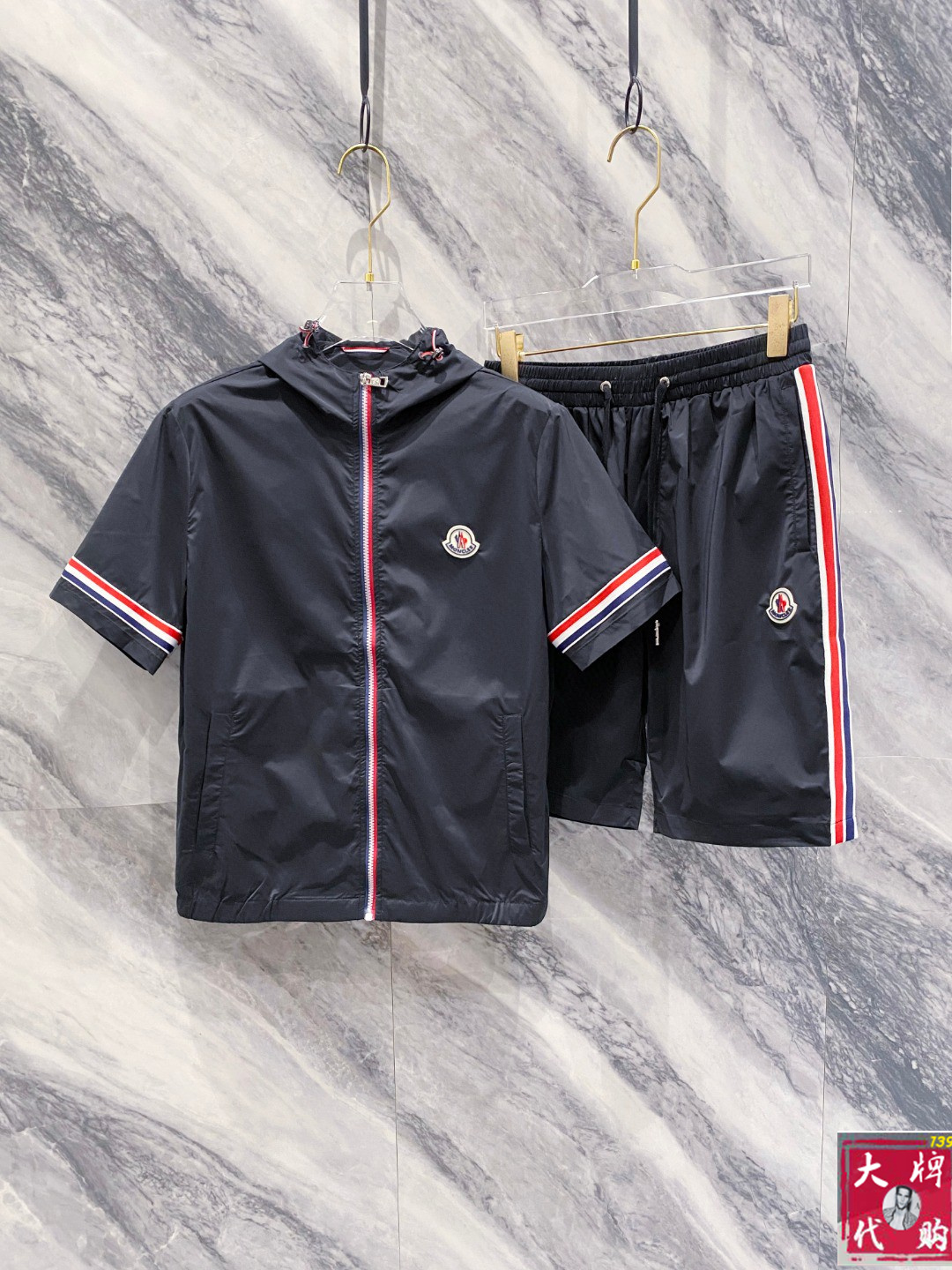 NO:160682,Moncler hooded spring and summer sports, perfectly blending functional style and fashion. Short-sleeved hooded, neat zippers and personalized metal buckles pockets are cool. The same color, multi-pocket design combines practicality and styling, and the brand triangle logo shows a luxurious identity with low profile. The fabric is crisp and stylish, with high-quality texture. Whether it is a lively sports moment or a trendy street scene, you can easily grasp the fashion aura and interpret the high-end and avant-garde dressing attitude. Size M-3XL is not sold, christian louboutin, Moncler, T-shirt, hats, alexander wang19860909Moncler 蒙口 春夏运动,将机能风与时尚完美融合.短袖连帽,利落的拉链搭配个性金属扣饰口袋,酷感十足.同色系,多口袋设计兼具实用与造型感,品牌三角标低调彰显奢华身份.面料挺括有型,质感上乘.无论是活力运动时刻,还是潮流出街场景,都能轻松拿捏时尚气场,诠释高端前卫的穿搭态度.尺码M-3XL 不拆卖,,christian louboutin,Moncler,T-shirt,hats,alexander wang,Men's clothing