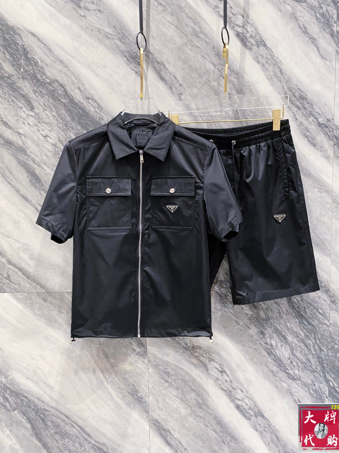 NO:160683,Prada Spring and summer sports, perfectly blends functional style and fashion. Short-sleeved zippers and personalized metal buckles are paired with cool feeling. The same color, multi-pocket design combines practicality and styling, and the brand triangle logo shows a luxurious identity. The fabric is crisp and stylish, with a high-quality texture. Whether it is a lively sports moment or a trendy street scene, you can easily grasp the fashion aura and interpret the high-end and avant-garde dressing attitude. Size M-3XL is not sold, prada, prada, T-shirt, alexander wang19860909Prada 普拉达 春夏运动,将机能风与时尚完美融合.短袖,利落的拉链搭配个性金属扣饰口袋,酷感十足.同色系,多口袋设计兼具实用与造型感,品牌三角标低调彰显奢华身份.面料挺括有型,质感上乘.无论是活力运动时刻,还是潮流出街场景,都能轻松拿捏时尚气场,诠释高端前卫的穿搭态度.尺码M-3XL 不拆卖,,prada,prada,T-shirt,alexander wang,Men's clothing