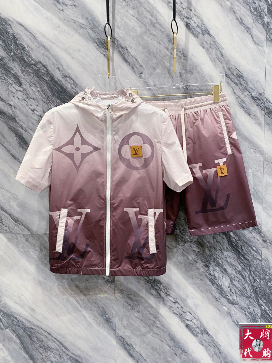 NO:160684,LV Louis Vuitton Spring and summer sports, perfectly blends functional style and fashion. Short-sleeved hooded, neat zippers and personalized metal buckles are very cool. The same color, multi-pocket design combines practicality and styling, and the brand triangle logo shows a luxurious identity with low profile. The fabric is crisp and stylish, with high-quality texture. Whether it is a lively sports moment or a trendy street scene, you can easily grasp the fashion aura and interpret the high-end and avant-garde dressing attitude. Size M-3XL is not sold, louis vuitton, louis vuitton, T-shirt, hats, alexander wang19860909LV 路易威登 春夏运动,将机能风与时尚完美融合.短袖连帽,利落的拉链搭配个性金属扣饰口袋,酷感十足.同色系,多口袋设计兼具实用与造型感,品牌三角标低调彰显奢华身份.面料挺括有型,质感上乘.无论是活力运动时刻,还是潮流出街场景,都能轻松拿捏时尚气场,诠释高端前卫的穿搭态度.尺码M-3XL 不拆卖,,louis vuitton,louis vuitton,T-shirt,hats,alexander wang,Men's clothing