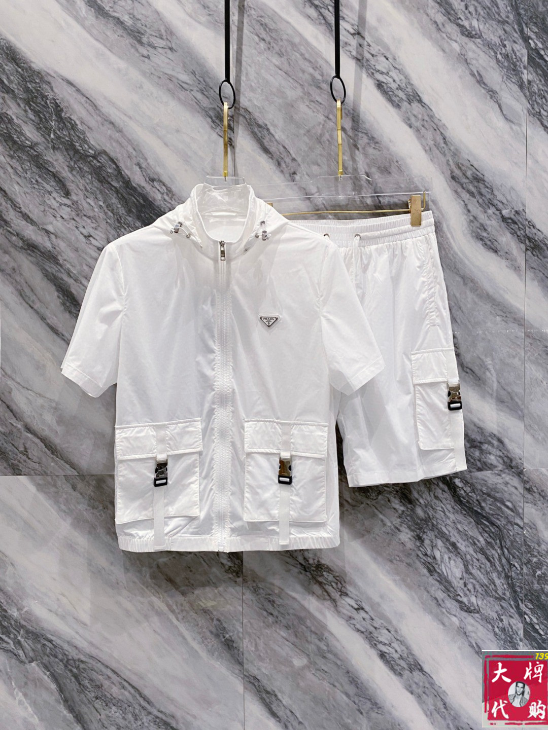 NO:160685,Prada Spring and summer sports, perfectly blends functional style and fashion. Short-sleeved hooded, neat zippers and personalized metal buckles are very cool. The same color, multi-pocket design combines practicality and styling, and the brand triangle logo shows a luxurious identity with low profile. The fabric is crisp and stylish, with high-quality texture. Whether it is a lively sports moment or a trendy street scene, you can easily grasp the fashion aura and interpret the high-end and avant-garde dressing attitude. Size M-3XL is not sold, prada, prada, T-shirt, hats, alexander wang19860909Prada 普拉达 春夏运动,将机能风与时尚完美融合.短袖连帽,利落的拉链搭配个性金属扣饰口袋,酷感十足.同色系,多口袋设计兼具实用与造型感,品牌三角标低调彰显奢华身份.面料挺括有型,质感上乘.无论是活力运动时刻,还是潮流出街场景,都能轻松拿捏时尚气场,诠释高端前卫的穿搭态度.尺码M-3XL 不拆卖,,prada,prada,T-shirt,hats,alexander wang,Men's clothing