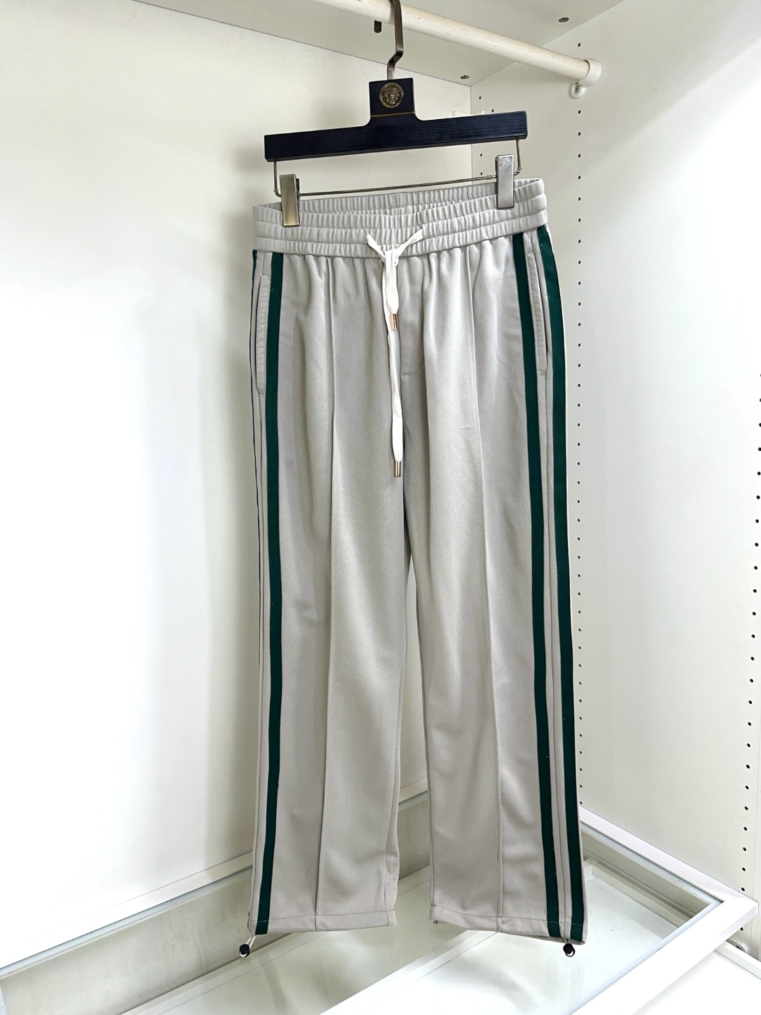 NO:160664,Gucci 2025 spring and summer new elastic strap casual pants!  The official website is released simultaneously. The brand's classic LOGO casual pants, customized fabric, excellent comfort, strong hand touch. Extremely recognizable, perfect quality craftsmanship. Size M-3XL, gucci, alexander wang19860909Gucci 古奇 2025春夏款新款松紧带休闲裤！官网同步发售.品牌经典LOGO休闲裤 ,定制面料,舒适度极好,手触感强烈.辨识度极高,完美品相工艺. 尺码M-3XL,,gucci,alexander wang,Men's clothing