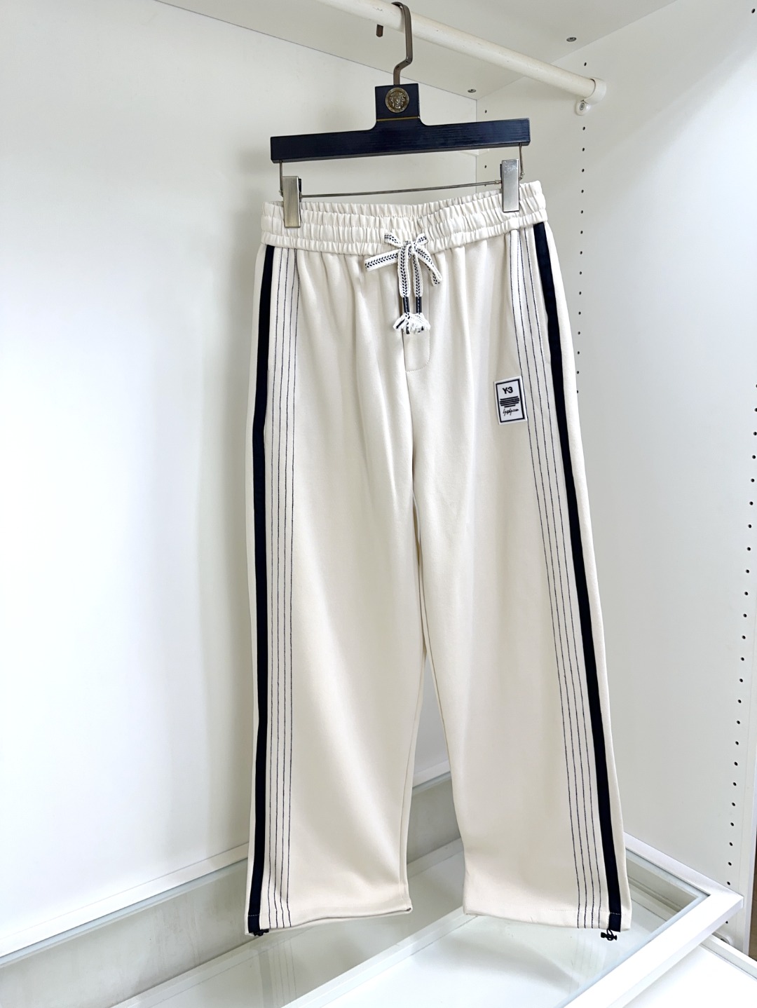 NO:160656,Y-3 2025 spring and summer new elastic strap casual pants!  The official website is released simultaneously. The brand's classic LOGO casual pants, customized fabric, excellent comfort, strong hand touch. Extremely recognizable, perfect quality craftsmanship. Size M-3XL, alexander wang19860909Y-3 2025春夏款新款松紧带休闲裤！官网同步发售.品牌经典LOGO休闲裤 ,定制面料,舒适度极好,手触感强烈.辨识度极高,完美品相工艺. 尺码M-3XL,,alexander wang,Men's clothing