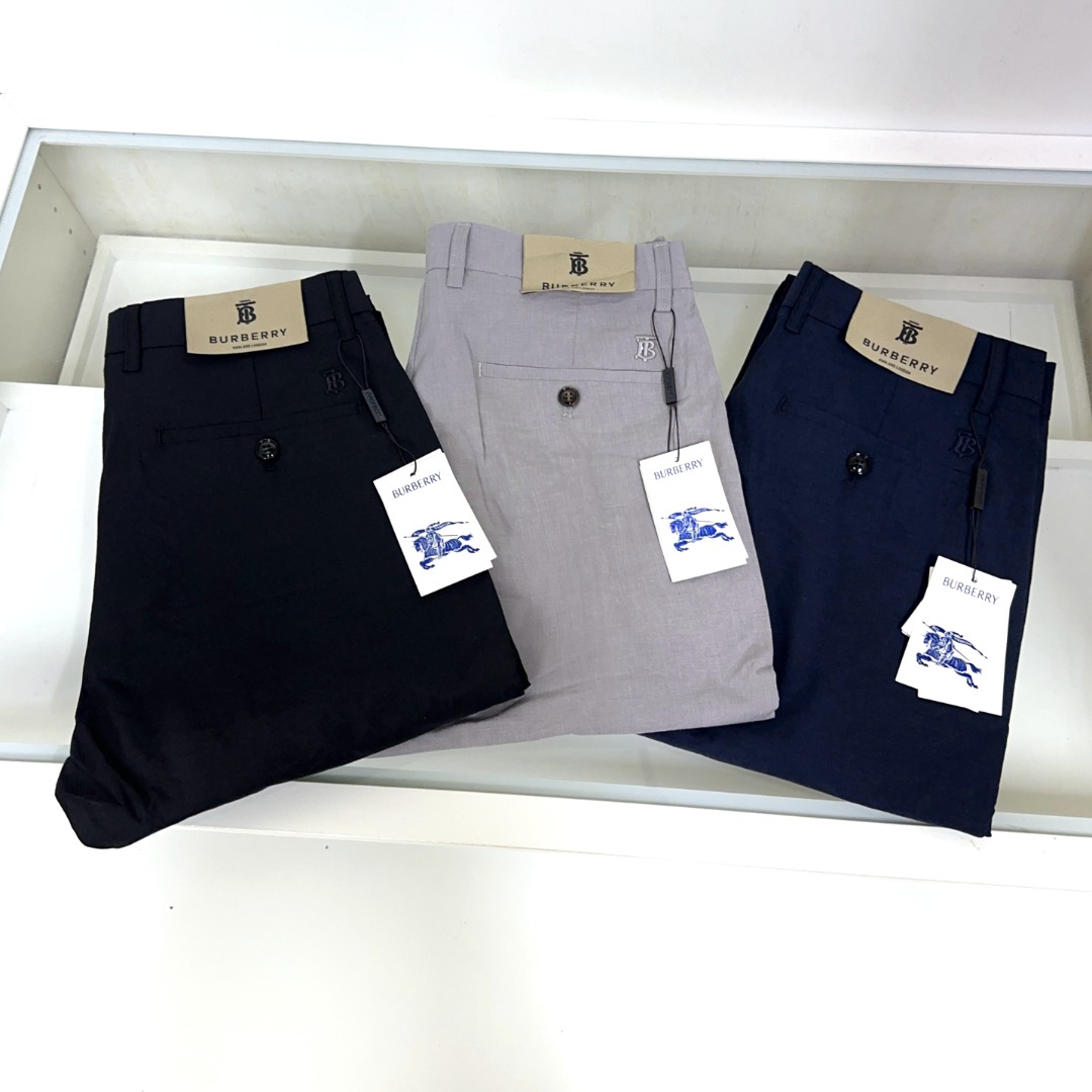 NO:160660,Burberry Burberry is coming, new styles and new products are available for sale in the counter. The original 1:1 product of the counter in physical stores is suitable for all ages. The highest version of the imported European fabric in the market is comfortable, soft and skin-friendly, with super cool and fashionable and versatile effect, straight and stylish, a must-have for the wardrobe!  Suitable for any occasion Size 30-40, burberry, burberry, alexander wang19860909Burberry 巴宝莉 爆款来袭 新款新品 专柜有售 实体店已极品休闲裤专柜原版1:1好货,适合各个年龄段.市场最高版本的欧洲进口面料.舒适柔软亲肤,上身效果超级棒时尚百搭,笔挺有型,衣橱必备！适合任何场合穿着 尺码30-40,,burberry,burberry,alexander wang,Men's clothing