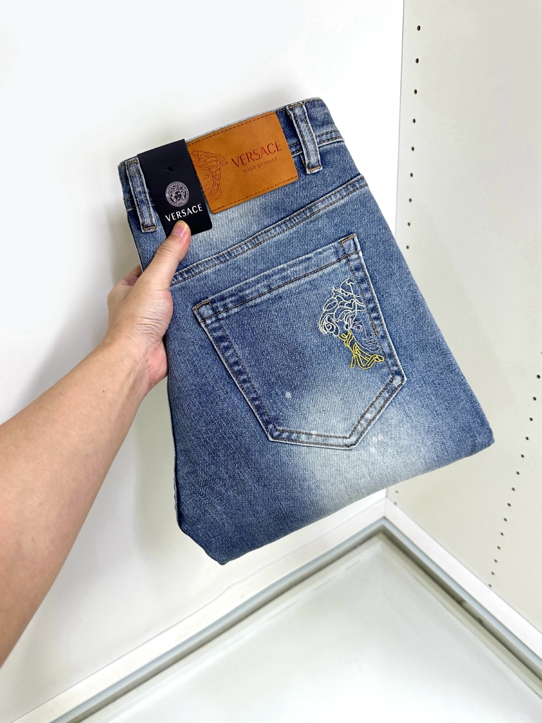 NO:160665,Versace The hot products are coming, new models and new products are available for sale in the counter. The original jeans in physical stores are already 1:1 good products for the original jeans in all ages. The highest version of the imported European fabric in the market is comfortable, soft and skin-friendly, with super cool and fashionable and versatile effect, straight and stylish, a must-have for the wardrobe!  Suitable for any occasion Size 29-38, versace, versace, jeans, alexander wang19860909Versace 范思哲 爆款来袭 新款新品 专柜有售 实体店已极品牛仔裤专柜原版1:1好货,适合各个年龄段.市场最高版本的欧洲进口面料.舒适柔软亲肤,上身效果超级棒时尚百搭,笔挺有型,衣橱必备！适合任何场合穿着 尺码29-38,,versace,versace,jeans,alexander wang,Men's clothing