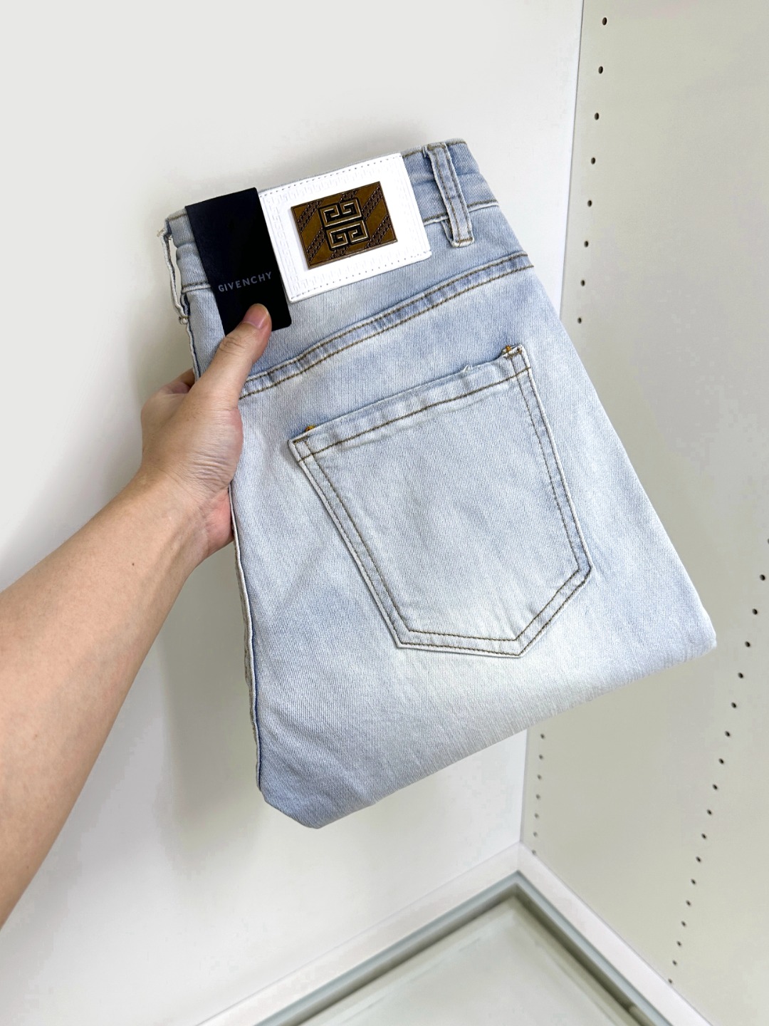 NO:160666,Givenchy Givenchy is coming, new styles and new products are available for sale in the counter. The original jeans in physical stores are already 1:1 good products for the original 1:1, suitable for all ages. The highest version of the imported European fabric in the market is comfortable, soft and skin-friendly, with super cool and fashionable and versatile upper body effect, straight and stylish, a must-have for the wardrobe!  Suitable for any occasion Size 29-38, given, given, given, jeans, alexander wang19860909Givenchy 纪梵希 爆款来袭 新款新品 专柜有售 实体店已极品牛仔裤专柜原版1:1好货,适合各个年龄段.市场最高版本的欧洲进口面料.舒适柔软亲肤,上身效果超级棒时尚百搭,笔挺有型,衣橱必备！适合任何场合穿着 尺码29-38,,givenchy,givenchy,jeans,alexander wang,Men's clothing