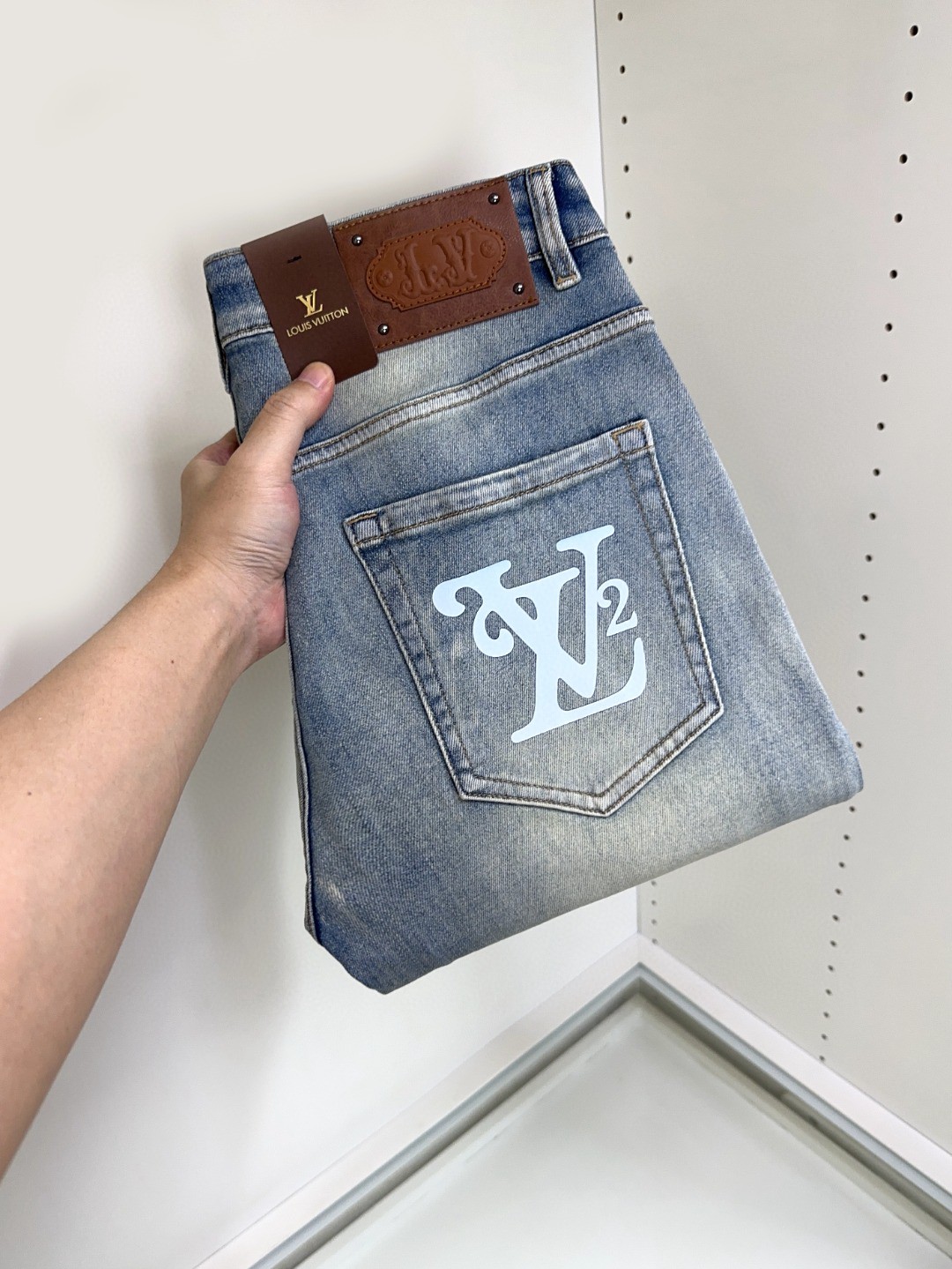 NO:450920,LV Louis Vuitton is coming, new products are available for sale in counters. The original jeans in physical stores are already 1:1 good products for the original products of all ages. The highest version of the imported European fabric in the market is comfortable, soft and skin-friendly, with super cool and fashionable and versatile upper body effect, straight and stylish, a must-have for the wardrobe!  Suitable for any occasion Size 29-38, louis vuitton,louis vuitton,jeans,alexander wang19860909LV 路易威登 爆款来袭 新款新品 专柜有售 实体店已极品牛仔裤专柜原版1:1好货,适合各个年龄段.市场最高版本的欧洲进口面料.舒适柔软亲肤,上身效果超级棒时尚百搭,笔挺有型,衣橱必备！适合任何场合穿着 尺码29-38,,louis vuitton,louis vuitton,jeans,alexander wang,Men's clothing