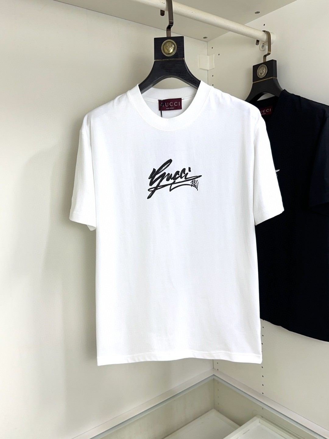 NO:161844,Gucci Gucci Fat Brother Gospel Maximum XL can wear 200 kilograms Top-level round neck casual short sleeves Top-level version High-end custom versatile styles Anyone can easily control the fabric is fully customized craftsmanship The latest logo design of the luxurious classic brand on the chest is very high-end, and those who understand goods must enter!  The style and tailoring are slim styles, which are very exquisite, showing aura and highlighting the exquisiteness of business men. This is the unique feature, the right slim fit, and the upper body effect is very good!  Size XS-XL (counter code is equivalent to M-3XL), gucci, T-shirt, alexander wang19860909Gucci 古奇 胖哥福音最大XL可穿200斤 顶级圆领休闲短袖 顶级版本 高级定制百搭款式 任何人都可以轻松驾驭 面料全订制工艺 胸前奢华经典品牌最新logo设计,非常显档次懂货的必须入！版型剪裁属于修身款 非常精致,显气场,又会凸显商务男士的精致,这就是独到之处,恰到好处的修身,上身效果非常赞！尺码XS-XL（专柜码等同M-3XL）,,gucci,T-shirt,alexander wang,Men's clothing