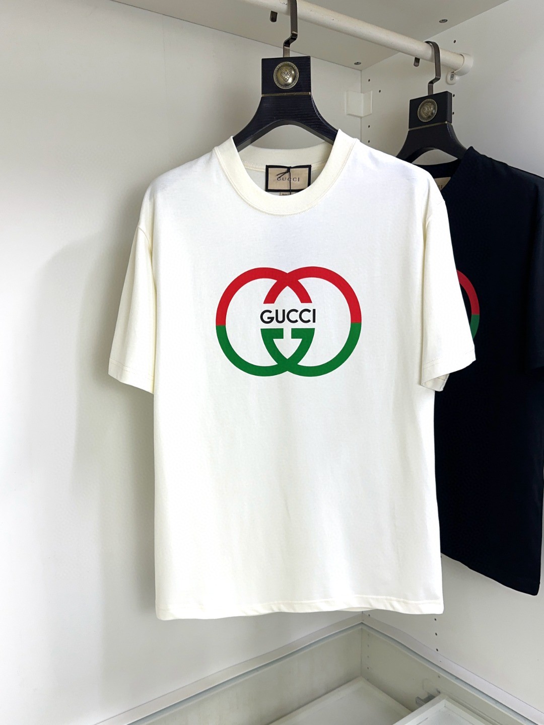 NO:161850,Gucci Fat Brother Gospel XL wears 200 pounds, top-quality round neck, casual short-sleeved high-end custom versatile style, anyone can easily control it, full-customized fabric craftsmanship, the latest logo design of luxury classic brand on the chest, very high-end, those who understand goods must enter!  The style and tailoring are slim styles, which are very exquisite, showing aura and highlighting the exquisiteness of business men. This is the unique feature, the right slim fit, and the upper body effect is very good!  Size XS-XL (counter code is equivalent to M-3XL), gucci, T-shirt, alexander wang19860909Gucci 古奇 胖哥福音XL穿200斤 顶级圆领休闲短袖高级定制百搭款式 任何人都可以轻松驾驭 面料全订制工艺 胸前奢华经典品牌最新logo设计,非常显档次懂货的必须入！版型剪裁属于修身款 非常精致,显气场,又会凸显商务男士的精致,这就是独到之处,恰到好处的修身,上身效果非常赞！尺码XS-XL（专柜码等同M-3XL）,,gucci,T-shirt,alexander wang,Men's clothing